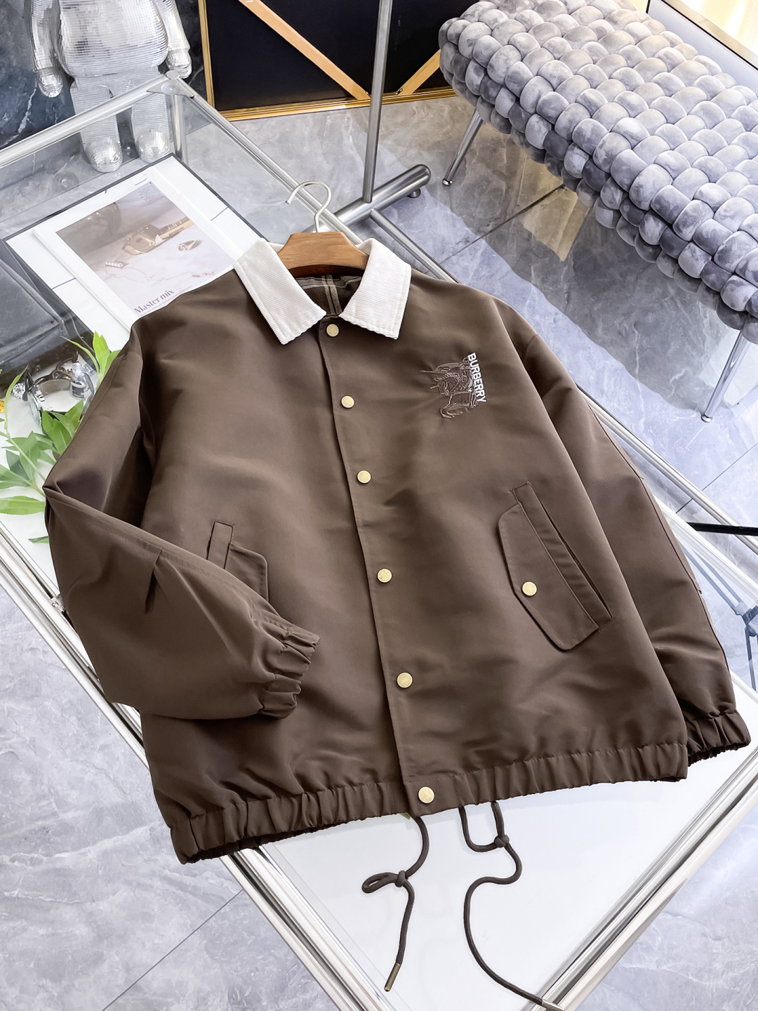 NO:624209,.Burberry.25 new autumn and winter jackets are on sale for casual daily wear!  The upper body modifies the body shape, perfectly integrating fashion aesthetics and new urban business and leisure concepts. The whole body interprets the Italian minimalist, capable and outdoor functional style to the extreme. It is both solemn and harmonious, creating a unique styling item. The overall outline tends to be simple style. 88's rather individual and yuppie detail processing enriches the overall vision. The wardrobe is perfect for business and leisure and has a high attendance rate!  It's something you can meet but can't ask for!  Size M-3XL m wears 175/130,,burberry,jackets & coats,jackets & coats,alexander wang19860909.巴宝莉.25秋冬新品发售夹克外套,休闲日常穿搭！上身修饰身形、将时装美学和新都市商务休闲概念完美融合,通体将意式的极简、干练和户外功能性风格极致诠释,亦庄亦谐,塑造出别具一格的造型单品,整体轮廓趋于简约风格,88颇为个性且雅痞的细节处理,丰富了整体视觉.衣橱商务休闲绝佳的高出勤率！可遇而不可求！码数M-3XL m穿175/130,,burberry,jackets & coats,jackets & coats,alexander wang,Men's clothing