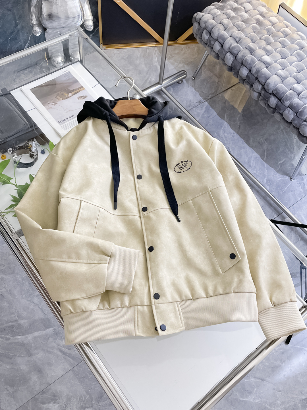 NO:624215,.Prada. 25 autumn and winter new product launch jacket Nappa leather jacket, casual daily wear!  The upper body modifies the body shape, perfectly integrating fashion aesthetics and new urban business and leisure concepts. The whole body interprets the Italian minimalist, capable and outdoor functional style to the extreme. It is both solemn and harmonious, creating a unique styling item. The overall outline tends to be simple style. 88's rather individual and yuppie detail processing enriches the overall vision. The wardrobe is perfect for business and leisure and has a high attendance rate!  It's something you can meet but can't ask for!  Size M-3XL m wears 175/130,,prada,jackets & coats,jackets & coats,alexander wang19860909.普拉达.25秋冬新品发售夹克纳帕皮外套,休闲日常穿搭！上身修饰身形、将时装美学和新都市商务休闲概念完美融合,通体将意式的极简、干练和户外功能性风格极致诠释,亦庄亦谐,塑造出别具一格的造型单品,整体轮廓趋于简约风格,88颇为个性且雅痞的细节处理,丰富了整体视觉.衣橱商务休闲绝佳的高出勤率！可遇而不可求！码数M-3XL m穿175/130,,prada,jackets & coats,jackets & coats,alexander wang,Men's clothing