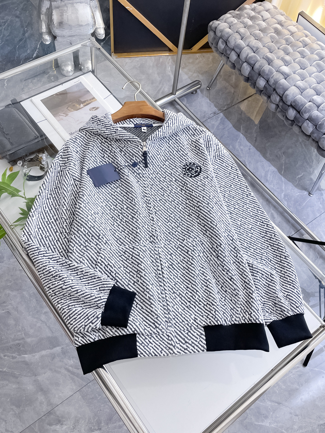 NO:624226,.Lv.25 new fall and winter product, clip-on knitted jacket, for casual daily wear!  The upper body modifies the body shape, perfectly integrating fashion aesthetics and new urban business and leisure concepts. The whole body interprets the Italian minimalist, capable and outdoor functional style to the extreme. It is both solemn and harmonious, creating a unique styling item. The overall outline tends to be simple style. 88's rather individual and yuppie detail processing enriches the overall vision. The wardrobe is perfect for business and leisure and has a high attendance rate!  It's something you can meet but can't ask for!  Size M-3XL m wears 175/130,,louis vuitton,jackets & coats,alexander wang19860909.Lv.25秋冬新品发售夹针织外套,休闲日常穿搭！上身修饰身形、将时装美学和新都市商务休闲概念完美融合,通体将意式的极简、干练和户外功能性风格极致诠释,亦庄亦谐,塑造出别具一格的造型单品,整体轮廓趋于简约风格,88颇为个性且雅痞的细节处理,丰富了整体视觉.衣橱商务休闲绝佳的高出勤率！可遇而不可求！码数M-3XL m穿175/130,,louis vuitton,jackets & coats,alexander wang,Men's clothing