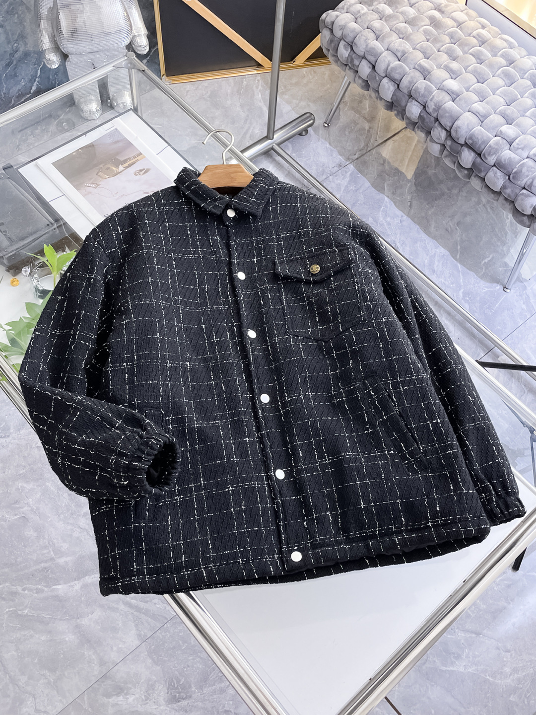 NO:624175,.Céline. 25 new autumn and winter products are on sale, a clip-on knitted jacket, a casual daily wear!  The upper body modifies the body shape, perfectly integrating fashion aesthetics and new urban business and leisure concepts. The whole body interprets the Italian minimalist, capable and outdoor functional style to the extreme. It is both solemn and harmonious, creating a unique styling item. The overall outline tends to be simple style. 88's rather individual and yuppie detail processing enriches the overall vision. The wardrobe is perfect for business and leisure and has a high attendance rate!  It's something you can meet but can't ask for!  Size M-3XL m wears 175/130,,celine,jackets & coats,alexander wang19860909.赛琳.25秋冬新品发售夹针织外套,休闲日常穿搭！上身修饰身形、将时装美学和新都市商务休闲概念完美融合,通体将意式的极简、干练和户外功能性风格极致诠释,亦庄亦谐,塑造出别具一格的造型单品,整体轮廓趋于简约风格,88颇为个性且雅痞的细节处理,丰富了整体视觉.衣橱商务休闲绝佳的高出勤率！可遇而不可求！码数M-3XL m穿175/130,,celine,jackets & coats,alexander wang,Men's clothing