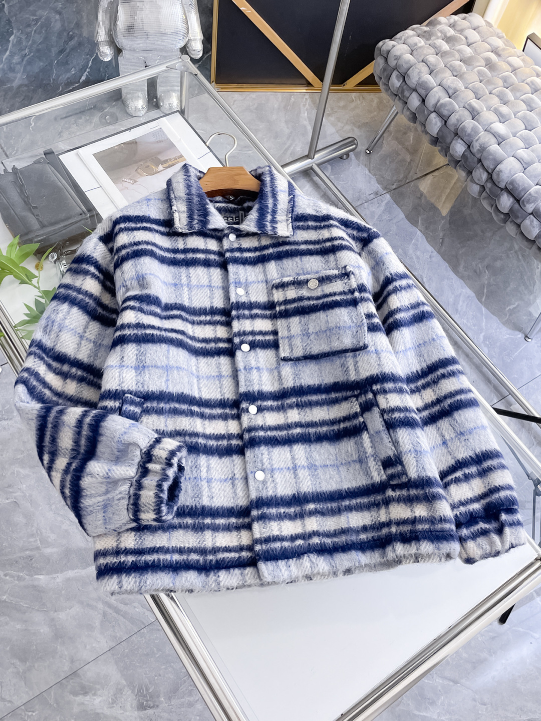 NO:624181,.Burberry. .25 new autumn and winter product launch knitted jacket, casual daily wear!  The upper body modifies the body shape, perfectly integrating fashion aesthetics and new urban business and leisure concepts. The whole body interprets the Italian minimalist, capable and outdoor functional style to the extreme. It is both solemn and harmonious, creating a unique styling item. The overall outline tends to be simple style. 88's rather individual and yuppie detail processing enriches the overall vision. The wardrobe is perfect for business and leisure and has a high attendance rate!  It's something you can meet but can't ask for!  Size M-3XL m wears 175/130,,burberry,jackets & coats,alexander wang19860909.巴宝莉.25秋冬新品发售夹针织外套,休闲日常穿搭！上身修饰身形、将时装美学和新都市商务休闲概念完美融合,通体将意式的极简、干练和户外功能性风格极致诠释,亦庄亦谐,塑造出别具一格的造型单品,整体轮廓趋于简约风格,88颇为个性且雅痞的细节处理,丰富了整体视觉.衣橱商务休闲绝佳的高出勤率！可遇而不可求！码数M-3XL m穿175/130,,burberry,jackets & coats,alexander wang,Men's clothing