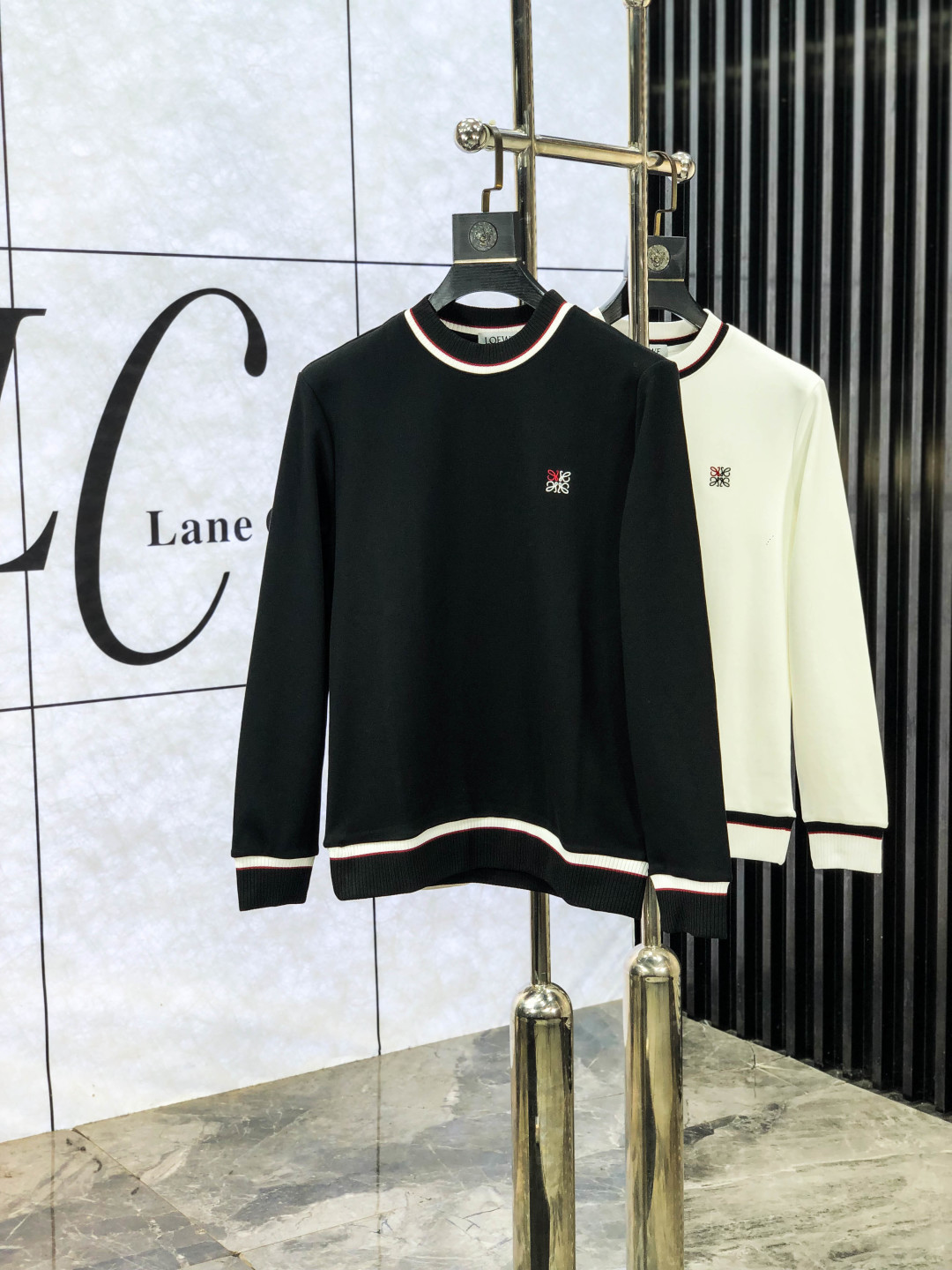 NO:627103,.Loewe. 2025 autumn and winter new letter L space cotton sweatshirt. Channel boutique!  Urban series products, made with letter logo elements that are highly luxurious, a must-have style for high-end temperament types, 2 a single product with a strong sense of style and charm!  The original customized imported double-sided water-soluble cotton fabric has a comfortable hand feel, the embroidered letter design effect is quite exquisite, fashionable, classic and versatile!  Size M—XXXL.m wears 175/130 pounds,,loewe,hoodie,sweatshirts,alexander wang19860909.罗意威.2025秋冬新款字母l太空棉卫衣.渠道精品！都市系列产物,奢华程度满分的字母logo元素打造,高端气质型必入的极品款式,2一款极具腔调感与魅力的单品！ 原版定制进口双面水溶棉面料,手感舒适,刺绣字母设计效果相当精致,时尚经典百搭！ 尺码M—XXXL.m穿175/130斤,,loewe,hoodie,sweatshirts,alexander wang,Men's clothing