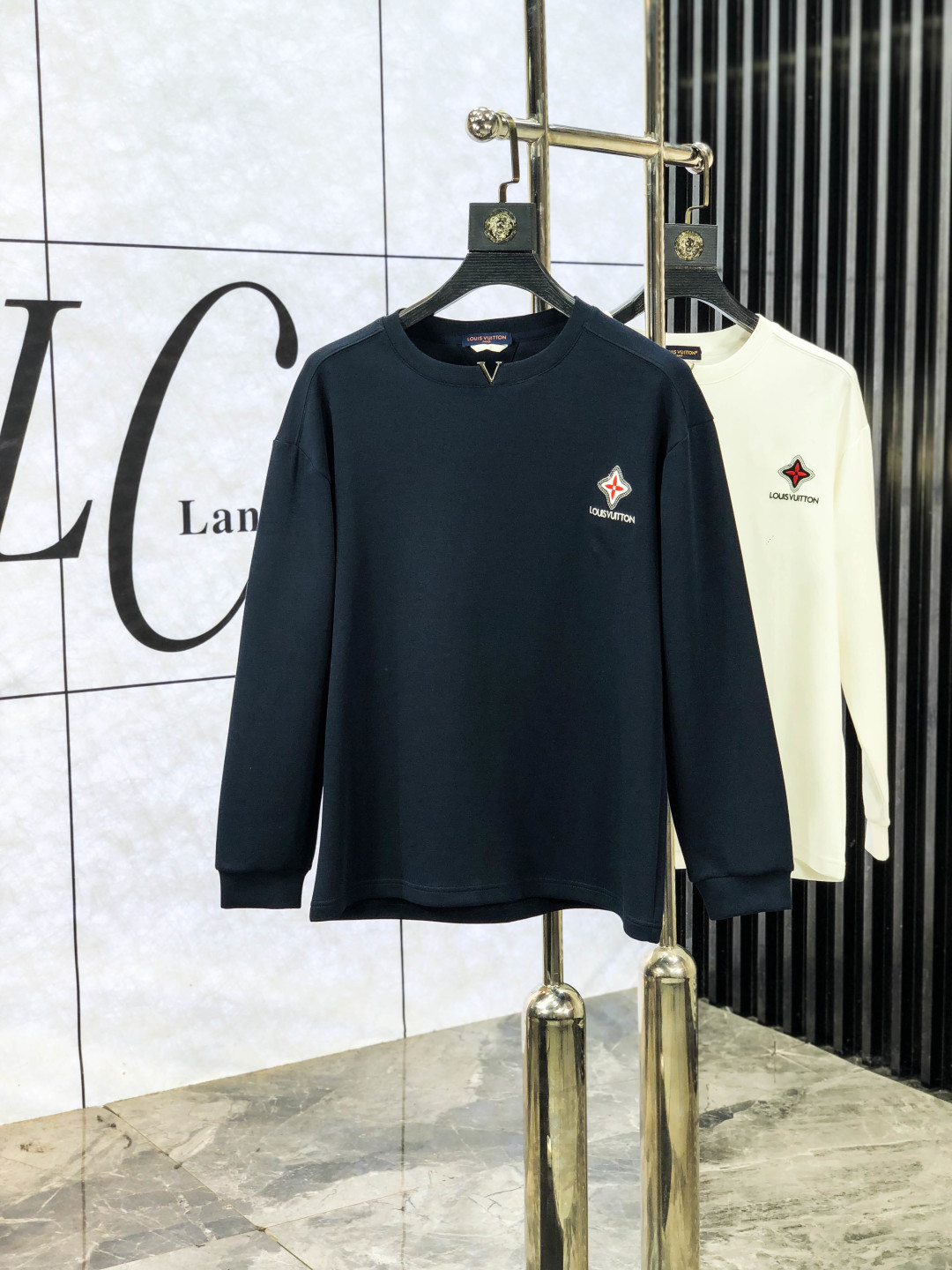 NO:627110,.Lv. 2025 autumn and winter new letter l space cotton sweatshirt. Channel boutique!  Urban series products, made with letter logo elements that are highly luxurious, a must-have style for high-end temperament types, 2 a single product with a strong sense of style and charm!  The original customized imported double-sided water-soluble cotton fabric has a comfortable hand feel, the embroidered letter design effect is quite exquisite, fashionable, classic and versatile!  Size M—XXXL.m wears 175/130 pounds,,louis vuitton,hoodie,sweatshirts,alexander wang19860909.Lv.2025秋冬新款字母l太空棉卫衣.渠道精品！都市系列产物,奢华程度满分的字母logo元素打造,高端气质型必入的极品款式,2一款极具腔调感与魅力的单品！ 原版定制进口双面水溶棉面料,手感舒适,刺绣字母设计效果相当精致,时尚经典百搭！ 尺码M—XXXL.m穿175/130斤,,louis vuitton,hoodie,sweatshirts,alexander wang,Men's clothing