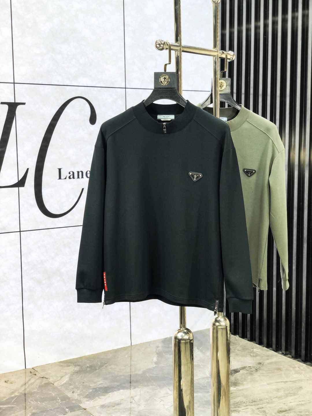 NO:563445,.Prada. 2025 autumn and winter new letter L space cotton sweatshirt. Channel boutique!  Urban series products, made with letter logo elements that are highly luxurious, a must-have style for high-end temperament types, 2 a single product with a strong sense of style and charm!  The original customized imported double-sided water-soluble cotton fabric has a comfortable hand feel, the embroidered letter design effect is quite exquisite, fashionable, classic and versatile!  Size M—XXXL.m wears 175/130 pounds, prada, hoodie, sweatshirts, alexander wang19860909.普拉达.2025秋冬新款字母l太空棉卫衣.渠道精品！都市系列产物,奢华程度满分的字母logo元素打造,高端气质型必入的极品款式,2一款极具腔调感与魅力的单品！ 原版定制进口双面水溶棉面料,手感舒适,刺绣字母设计效果相当精致,时尚经典百搭！ 尺码M—XXXL.m穿175/130斤,,prada,hoodie,sweatshirts,alexander wang,Men's clothing