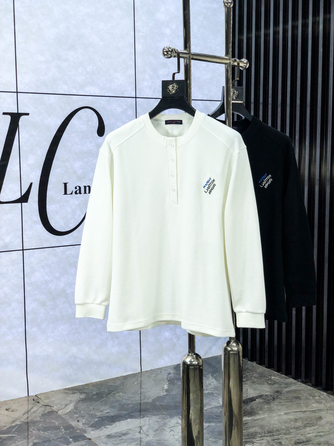 NO:563452,.Lv. 2025 autumn and winter new letter pique sweatshirt. Channel boutique!  Urban series products, made with letter logo elements that are highly luxurious, a must-have style for high-end temperament types, 2 a single product with a strong sense of style and charm!  The original customized imported double-sided water-soluble cotton fabric has a comfortable hand feel, the embroidered letter design effect is quite exquisite, fashionable, classic and versatile!  Size M—XXXL.m wears 175/130 pounds,,louis vuitton,hoodie,sweatshirts,alexander wang19860909.Lv.2025秋冬新款字母珠地卫衣.渠道精品！都市系列产物,奢华程度满分的字母logo元素打造,高端气质型必入的极品款式,2一款极具腔调感与魅力的单品！ 原版定制进口双面水溶棉面料,手感舒适,刺绣字母设计效果相当精致,时尚经典百搭！ 尺码M—XXXL.m穿175/130斤,,louis vuitton,hoodie,sweatshirts,alexander wang,Men's clothing