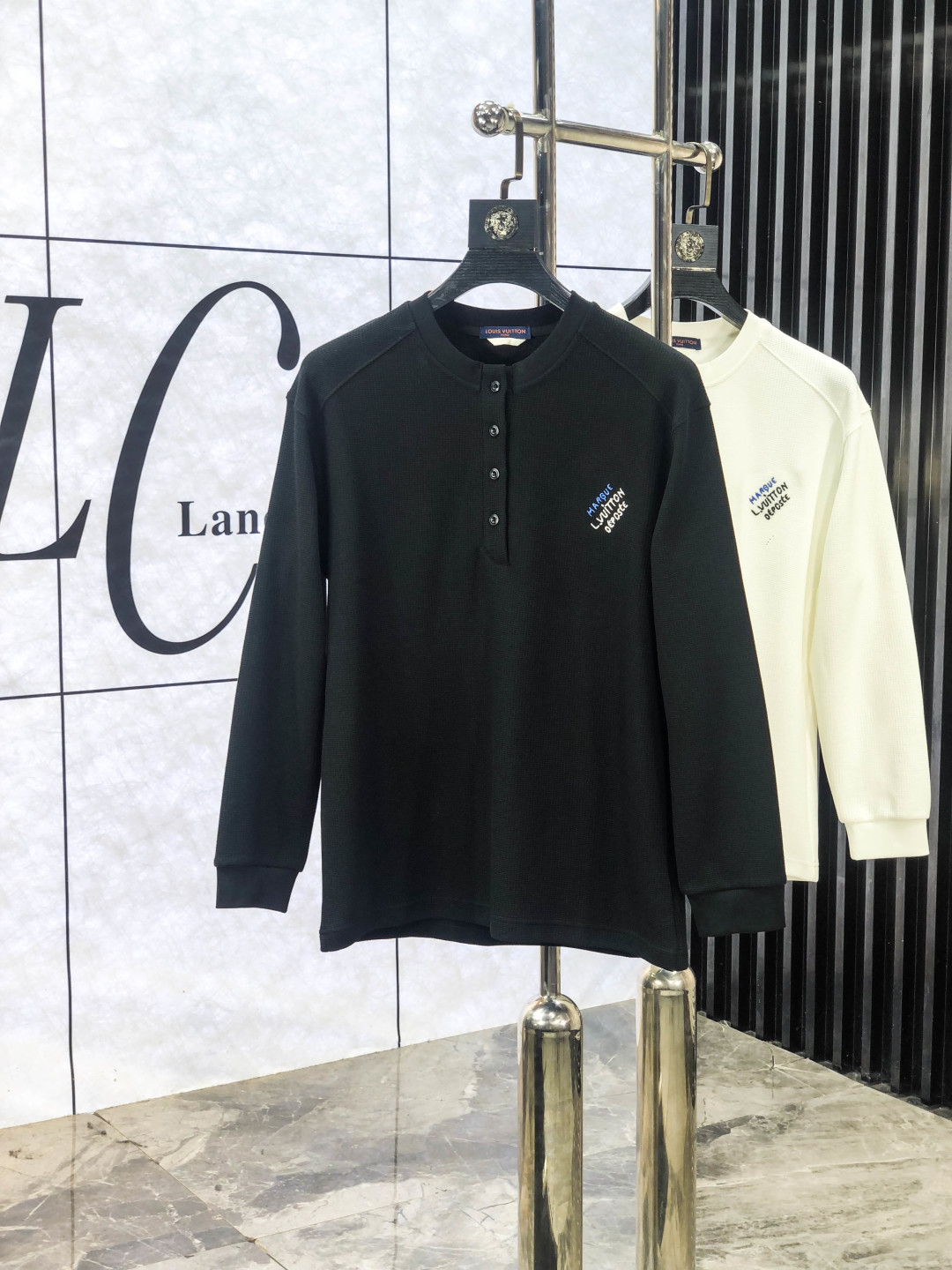 NO:563459,.Lv. 2025 autumn and winter new letter pique. Sweatshirt. Channel boutique!  Urban series products, made with letter logo elements that are highly luxurious, a must-have style for high-end temperament types, 2 a single product with a strong sense of style and charm!  The original customized imported double-sided water-soluble cotton fabric has a comfortable hand feel, the embroidered letter design effect is quite exquisite, fashionable, classic and versatile!  Size M—XXXL.m wears 175/130 pounds,,louis vuitton,hoodie,sweatshirts,alexander wang19860909.Lv.2025秋冬新款字母珠地.卫衣.渠道精品！都市系列产物,奢华程度满分的字母logo元素打造,高端气质型必入的极品款式,2一款极具腔调感与魅力的单品！ 原版定制进口双面水溶棉面料,手感舒适,刺绣字母设计效果相当精致,时尚经典百搭！ 尺码M—XXXL.m穿175/130斤,,louis vuitton,hoodie,sweatshirts,alexander wang,Men's clothing