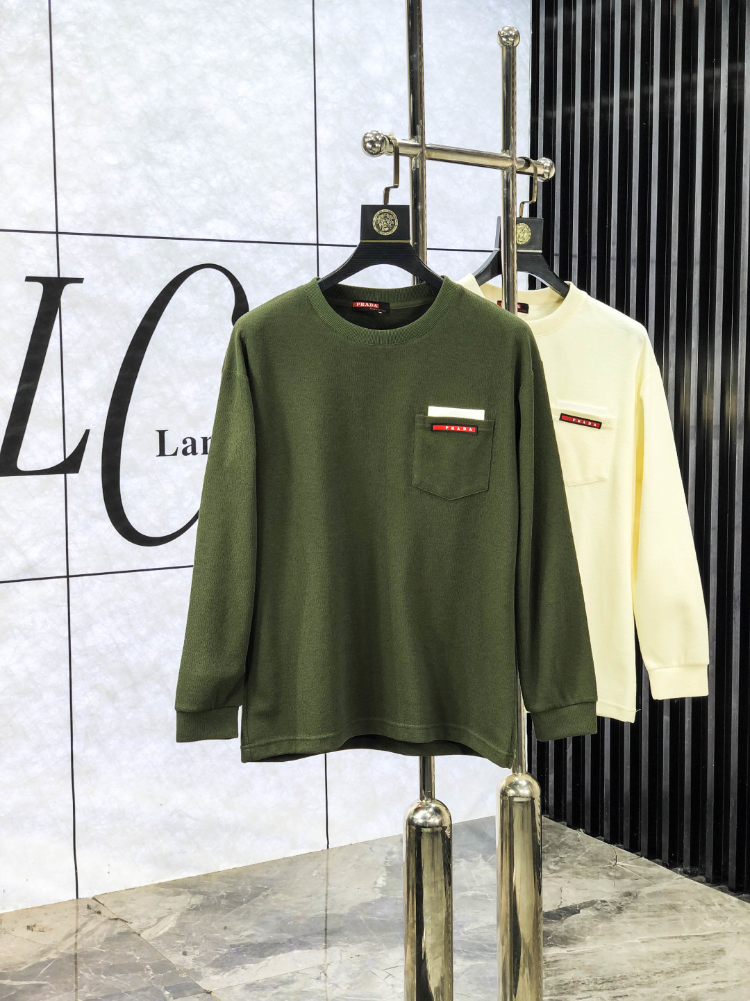 NO:563466,.Prada. 2025 autumn and winter new letter L space cotton sweatshirt. Channel boutique!  Urban series products, made with letter logo elements that are highly luxurious, a must-have style for high-end temperament types, 2 a single product with a strong sense of style and charm!  The original customized imported double-sided water-soluble cotton fabric has a comfortable hand feel, the embroidered letter design effect is quite exquisite, fashionable, classic and versatile!  Size M—XXXL.m wears 175/130 pounds, prada, hoodie, sweatshirts, alexander wang19860909.普拉达.2025秋冬新款字母l太空棉卫衣.渠道精品！都市系列产物,奢华程度满分的字母logo元素打造,高端气质型必入的极品款式,2一款极具腔调感与魅力的单品！ 原版定制进口双面水溶棉面料,手感舒适,刺绣字母设计效果相当精致,时尚经典百搭！ 尺码M—XXXL.m穿175/130斤,,prada,hoodie,sweatshirts,alexander wang,Men's clothing