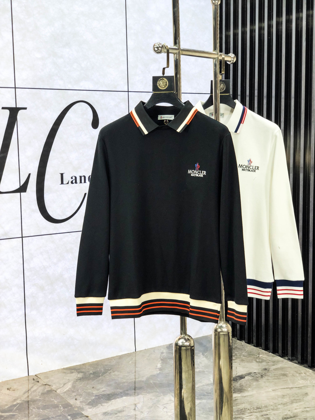 NO:563474,. Covered mouth. 2025 autumn and winter new men's logo short-sleeved polo shirt, continuing the classic business casual lapel polo shirt. This polo shirt is made of mercerized piqué cotton fabric, and the timeless design can transcend fashion trends. Classic style, 2 brand LOGOs are three-dimensional and unique, making the whole body more detailed. Fitted version, the fabric is made of cotton piqué material, comfortable, skin-friendly, good breathability, and practical for daily commuting and leisure. Highly recommended. Size M-3XL  m wears 175/130,,Moncler,T-shirt,alexander wang19860909.蒙口.2025秋冬新款男士标识短袖polo衫,延续经典商务休闲翻领POLO恤.该款Polo衫采用丝光珠地棉面料制成,隽永设计可跨越时尚潮流.经典款型,2品牌LOGO立体别致,让整体更具细节感 合体的版型,面料采用全棉珠地料,舒适,亲肤,透气好,平时通勤休闲都很实穿的一款 强烈推荐.尺码M-3XL m穿175/130,,Moncler,T-shirt,alexander wang,Men's clothing