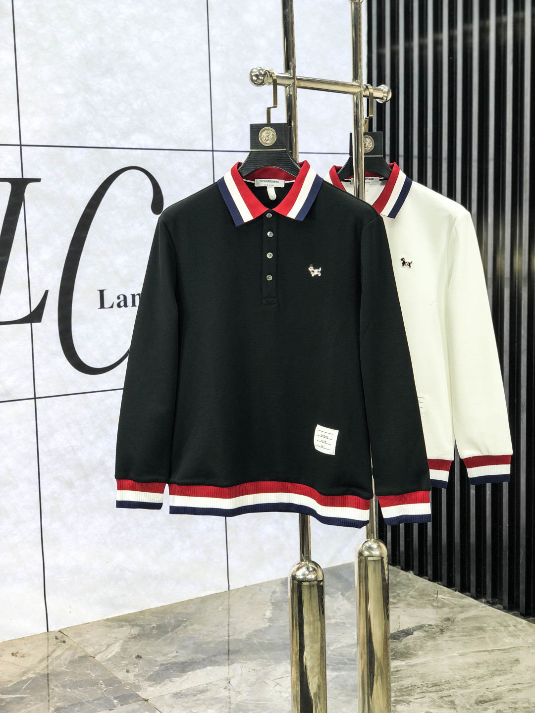 NO:563487,.TB.2025 new autumn and winter men's logo short-sleeved polo shirt continues the classic business casual lapel polo shirt. This polo shirt is made of mercerized piqué cotton fabric, and its timeless design can transcend fashion trends. Classic style, 2 brand LOGOs are three-dimensional and unique, making the whole body more detailed. Fitted version, the fabric is made of cotton piqué material, comfortable, skin-friendly, good breathability, and practical for daily commuting and leisure. Highly recommended. Size M-3XL  m wears 175/130,,T-shirt,alexander wang19860909.TB.2025秋冬新款男士标识短袖polo衫,延续经典商务休闲翻领POLO恤.该款Polo衫采用丝光珠地棉面料制成,隽永设计可跨越时尚潮流.经典款型,2品牌LOGO立体别致,让整体更具细节感 合体的版型,面料采用全棉珠地料,舒适,亲肤,透气好,平时通勤休闲都很实穿的一款 强烈推荐.尺码M-3XL m穿175/130,,T-shirt,alexander wang,Men's clothing