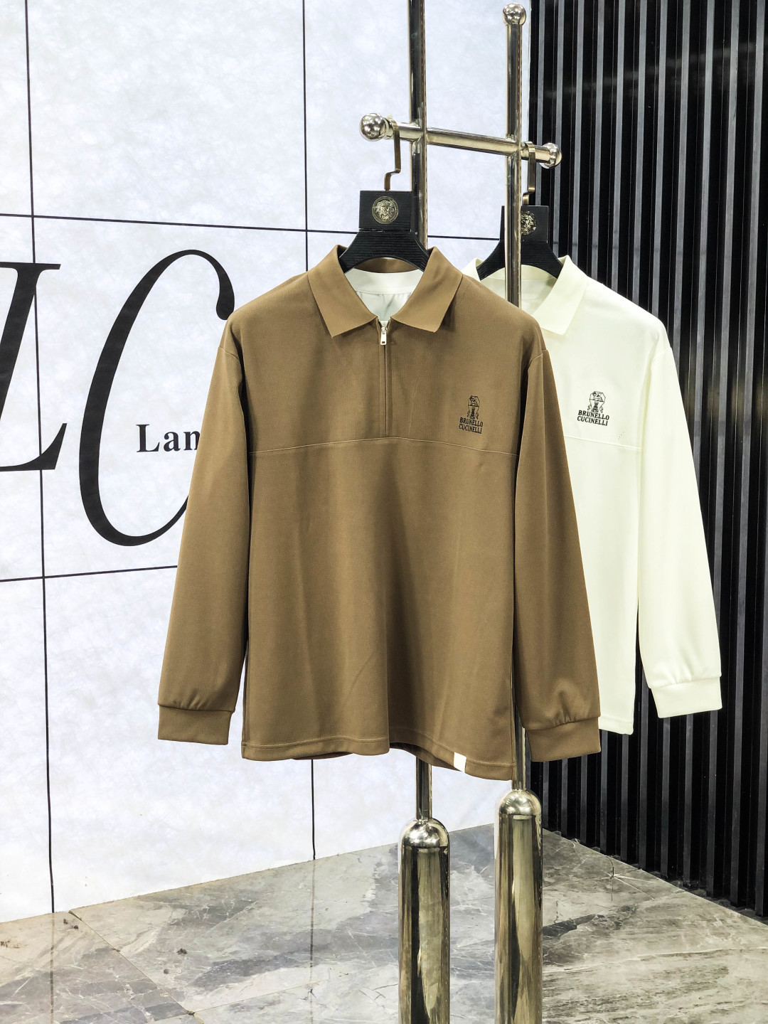 NO:563493,.Bc.2025 new autumn and winter men's logo short-sleeved polo shirt continues the classic business casual lapel polo shirt. This polo shirt is made of mercerized piqué cotton fabric, and the timeless design can transcend fashion trends. Classic style, 2 brand LOGOs are three-dimensional and unique, making the whole body more detailed. Fitted version, the fabric is made of cotton piqué material, comfortable, skin-friendly, good breathability, and practical for daily commuting and leisure. Highly recommended. Size M-3XL  m wears 175/130,,T-shirt,alexander wang19860909.Bc.2025秋冬新款男士标识短袖polo衫,延续经典商务休闲翻领POLO恤.该款Polo衫采用丝光珠地棉面料制成,隽永设计可跨越时尚潮流.经典款型,2品牌LOGO立体别致,让整体更具细节感 合体的版型,面料采用全棉珠地料,舒适,亲肤,透气好,平时通勤休闲都很实穿的一款 强烈推荐.尺码M-3XL m穿175/130,,T-shirt,alexander wang,Men's clothing