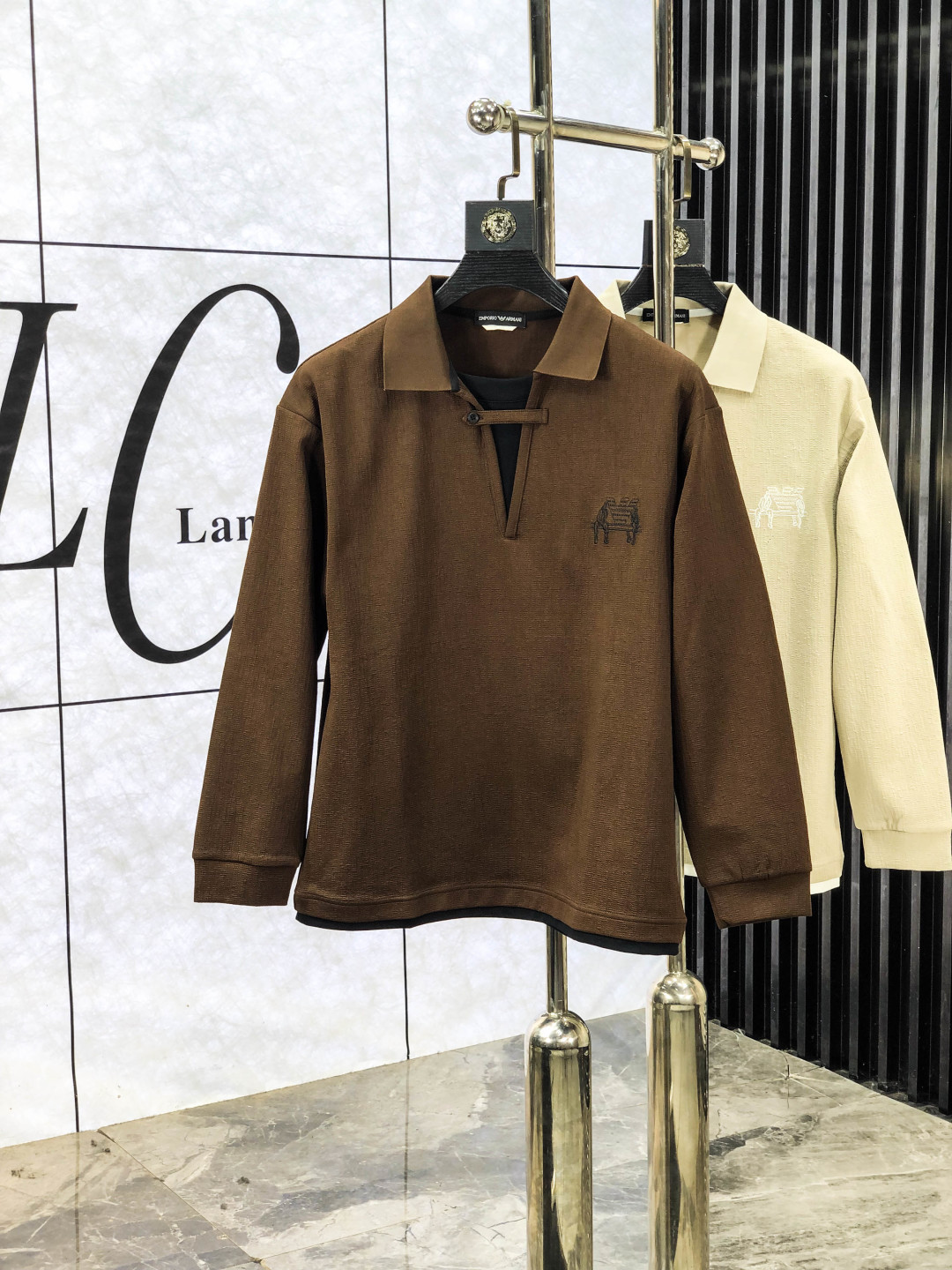 NO:563505,.Armani. 2025 autumn and winter new men's logo short-sleeved polo shirt, continuing the classic business casual lapel polo shirt. This polo shirt is made of cotton and linen fabrics, and the timeless design can transcend fashion trends. Classic style, 2 brand LOGOs are three-dimensional and unique, making the whole body more detailed. Fitted version, the fabric is made of cotton pique, comfortable, skin-friendly, good breathability, practical for daily commuting and leisure. Highly recommended. Size M-3XL  m wears 175/130,,armani,T-shirt,alexander wang19860909.阿玛尼.2025秋冬新款男士标识短袖polo衫,延续经典商务休闲翻领POLO恤.该款Polo衫采用棉麻棉面料制成,隽永设计可跨越时尚潮流.经典款型,2品牌LOGO立体别致,让整体更具细节感 合体的版型,面料采用全棉珠地料,舒适,亲肤,透气好,平时通勤休闲都很实穿的一款 强烈推荐.尺码M-3XL m穿175/130,,armani,T-shirt,alexander wang,Men's clothing