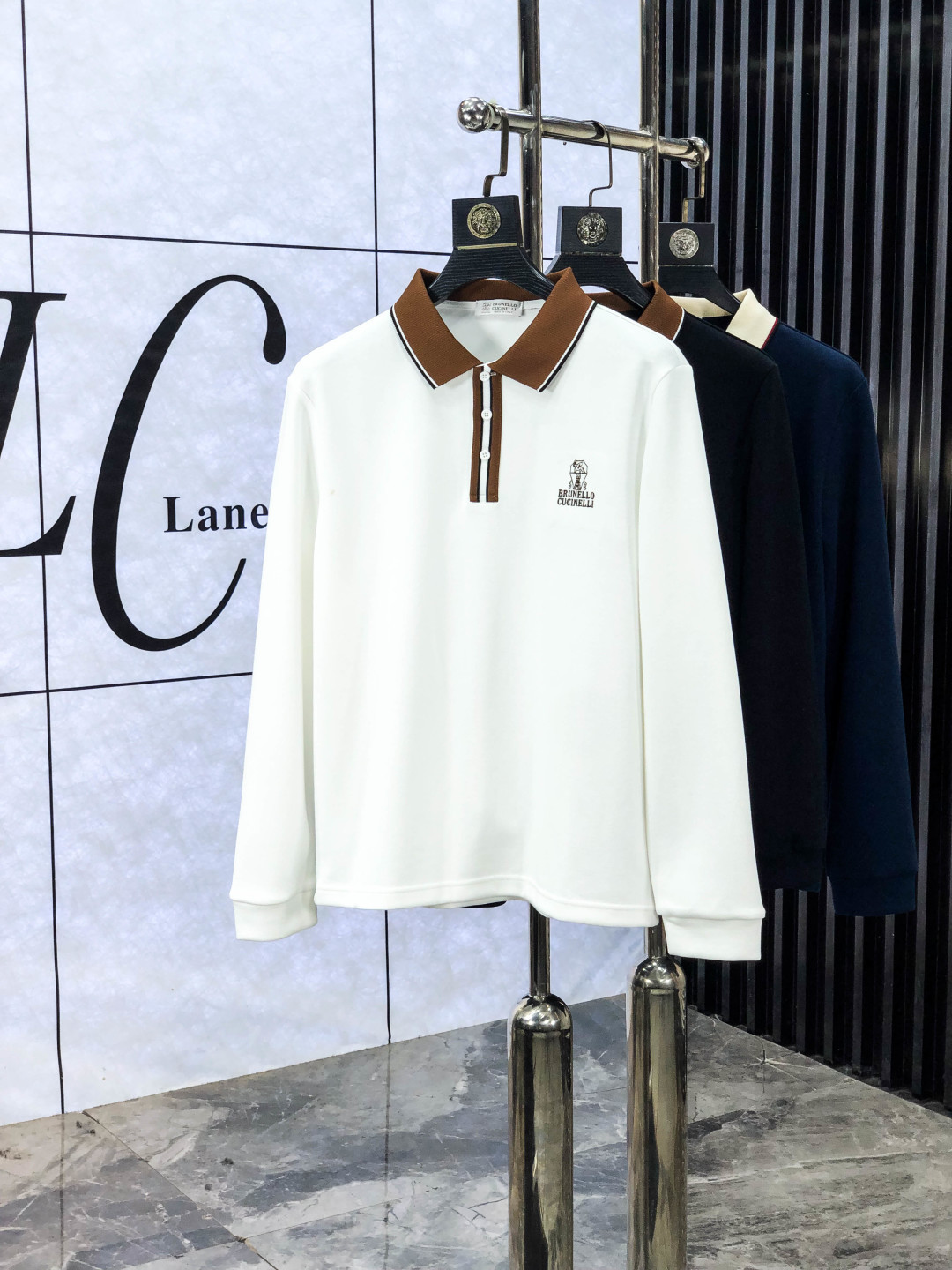 NO:563447,.BC.2025 new autumn and winter men's logo short-sleeved polo shirt continues the classic business casual lapel polo shirt. This polo shirt is made of mercerized piqué cotton fabric, and the timeless design can transcend fashion trends. Classic style, 2 brand LOGOs are three-dimensional and unique, making the whole body more detailed. Fitted version, the fabric is made of cotton piqué material, comfortable, skin-friendly, good breathability, and practical for daily commuting and leisure. Highly recommended. Size M-3XL  m wears 175/130,,T-shirt,alexander wang19860909.BC.2025秋冬新款男士标识短袖polo衫,延续经典商务休闲翻领POLO恤.该款Polo衫采用丝光珠地棉面料制成,隽永设计可跨越时尚潮流.经典款型,2品牌LOGO立体别致,让整体更具细节感 合体的版型,面料采用全棉珠地料,舒适,亲肤,透气好,平时通勤休闲都很实穿的一款 强烈推荐.尺码M-3XL m穿175/130,,T-shirt,alexander wang,Men's clothing