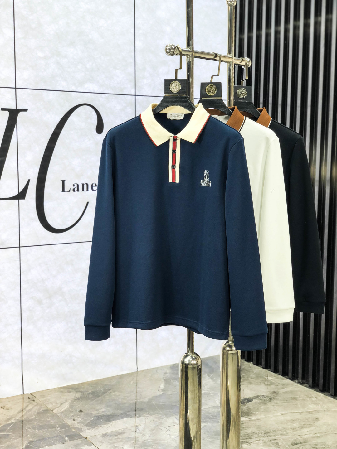 NO:563454,.Bc.2025 new autumn and winter men's logo short-sleeved polo shirt continues the classic business casual lapel polo shirt. This polo shirt is made of mercerized piqué cotton fabric, and the timeless design can transcend fashion trends. Classic style, 2 brand LOGOs are three-dimensional and unique, making the whole body more detailed. Fitted version, the fabric is made of cotton piqué material, comfortable, skin-friendly, good breathability, and practical for daily commuting and leisure. Highly recommended. Size M-3XL  m wears 175/130,,T-shirt,alexander wang19860909.Bc.2025秋冬新款男士标识短袖polo衫,延续经典商务休闲翻领POLO恤.该款Polo衫采用丝光珠地棉面料制成,隽永设计可跨越时尚潮流.经典款型,2品牌LOGO立体别致,让整体更具细节感 合体的版型,面料采用全棉珠地料,舒适,亲肤,透气好,平时通勤休闲都很实穿的一款 强烈推荐.尺码M-3XL m穿175/130,,T-shirt,alexander wang,Men's clothing