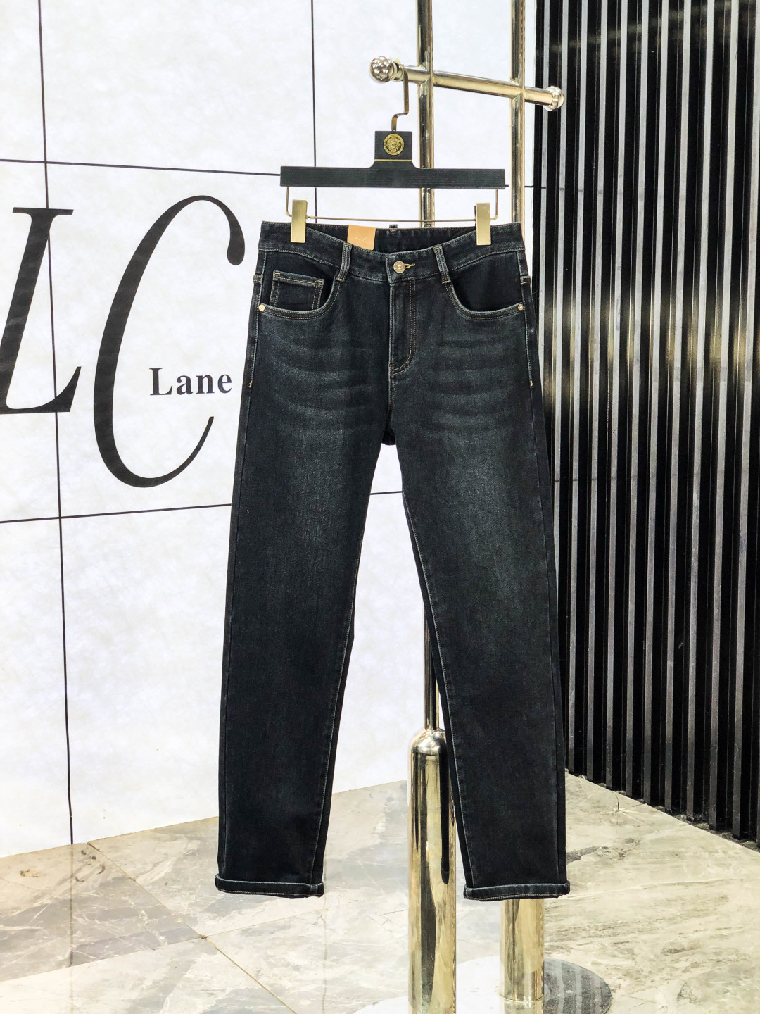 NO:563461,. Burberry.. Official website counters simultaneously sell, 2025 SS new autumn and winter men’s casual jeans, original quality, counter customized original denim fabrics, logo pattern design, hm pants body original hardware accessories decoration, three-dimensional and clear, super trendy personality, fashionable and stylish upper body!  Must-have items for trendy men in sizes 29-38, burberry, jeans, alexander wang19860909.巴宝莉..官网专柜同步发售,2025SS秋冬新品男士休闲牛仔裤,原单品质,专柜定制原版牛仔面料,logo图案设计,hm裤身原版五金辅料装饰,立体清晰,超级潮流个性,上身时尚有型！潮男必备单品 码数29-38,,burberry,jeans,alexander wang,Men's clothing