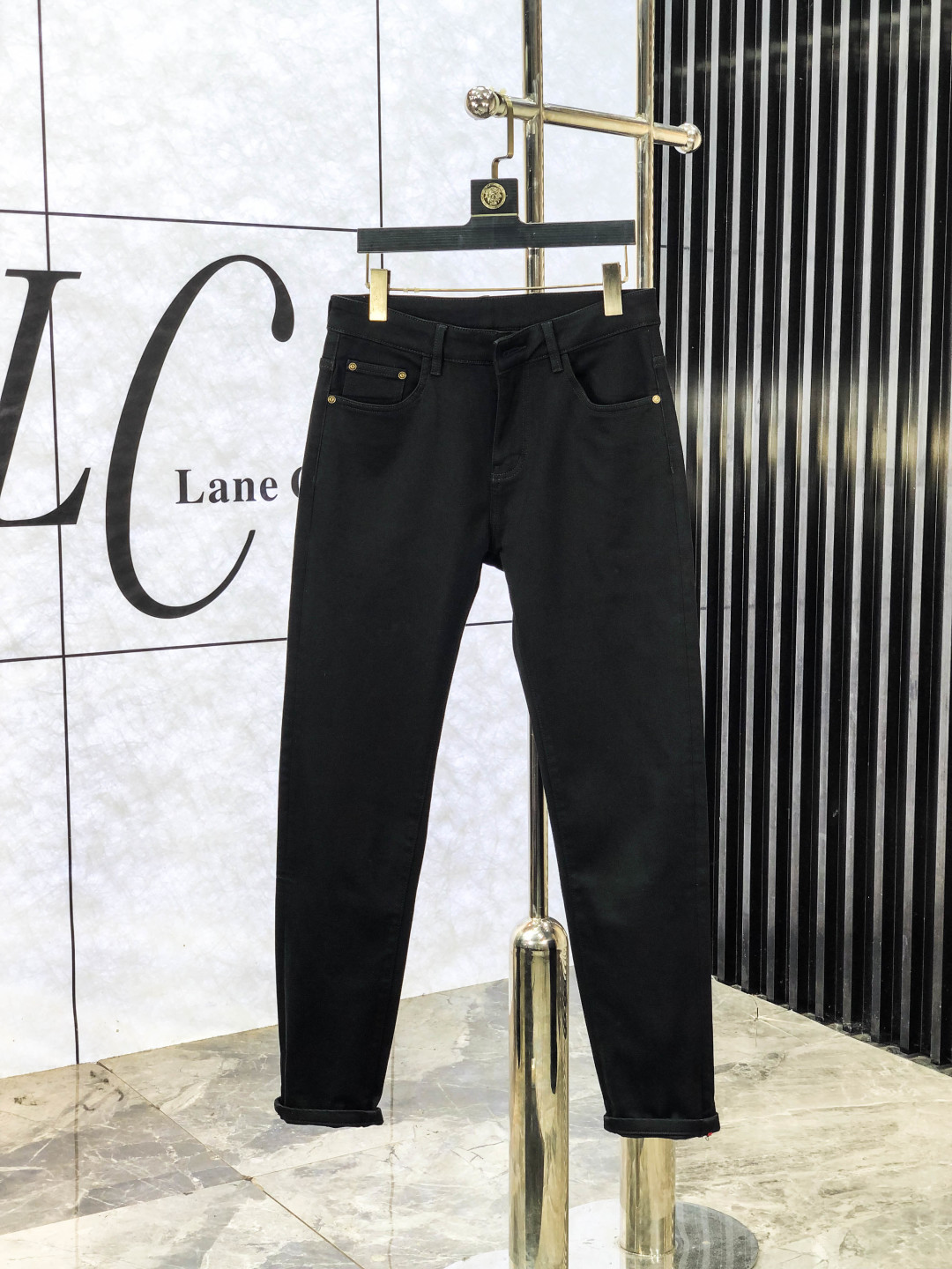 NO:563482,.Lv. official website counters are on sale simultaneously, 2025SS new autumn and winter men's casual jeans, original quality, counter-customized original denim fabrics, logo pattern design, hm pants body original hardware accessories decoration, three-dimensional and clear, super trendy personality, fashionable and stylish upper body!  Must-have items for trendy men, sizes 29-38, Louis Vuitton, Jeans, Alexander Wang19860909.Lv.官网专柜同步发售,2025SS秋冬新品男士休闲牛仔裤,原单品质,专柜定制原版牛仔面料,logo图案设计,hm裤身原版五金辅料装饰,立体清晰,超级潮流个性,上身时尚有型！潮男必备单品 码数29-38,,louis vuitton,jeans,alexander wang,Men's clothing