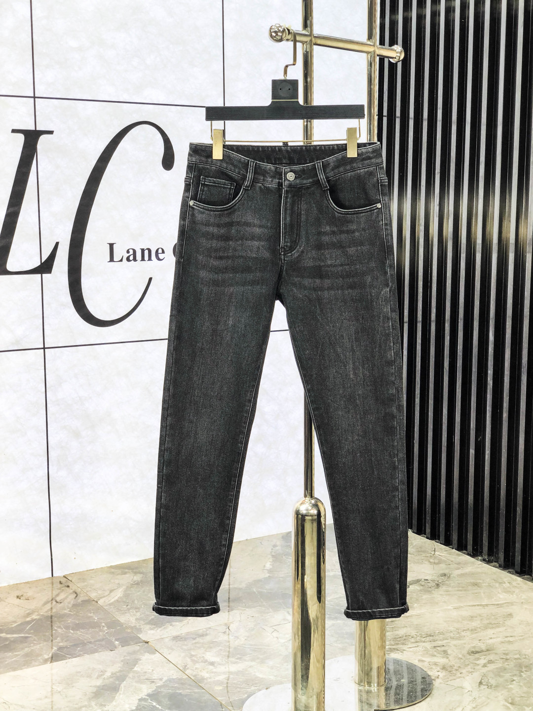 NO:563489,.Miumiu official website counters are on sale simultaneously, 2025SS new autumn and winter men's casual jeans, original quality, counter-customized original denim fabrics, logo pattern design, hm pants body original hardware accessories decoration, three-dimensional and clear, super trendy personality, fashionable and stylish upper body!  Must-have items for trendy men, sizes 29-38,,miumiu,jeans,alexander wang19860909.Miumiu 官网专柜同步发售,2025SS秋冬新品男士休闲牛仔裤,原单品质,专柜定制原版牛仔面料,logo图案设计,hm裤身原版五金辅料装饰,立体清晰,超级潮流个性,上身时尚有型！潮男必备单品 码数29-38,,miumiu,jeans,alexander wang,Men's clothing