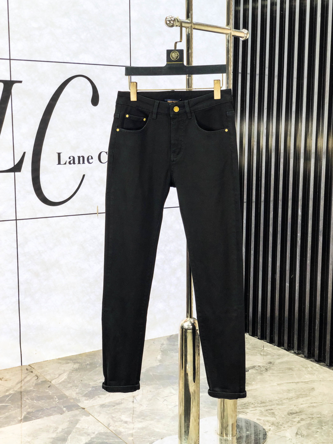 NO:563506,.Lv. official website counter is on sale simultaneously, 2025SS new autumn and winter men's casual jeans, original quality, counter customized original denim fabric, logo pattern design, hm pants body original hardware accessories decoration, three-dimensional and clear, super trendy personality, fashionable and stylish upper body!  Must-have items for trendy men, sizes 29-38, Louis Vuitton, Jeans, Alexander Wang19860909.Lv.官网专柜同步发售,2025SS秋冬新品男士休闲牛仔裤,原单品质,专柜定制原版牛仔面料,logo图案设计,hm裤身原版五金辅料装饰,立体清晰,超级潮流个性,上身时尚有型！潮男必备单品 码数29-38,,louis vuitton,jeans,alexander wang,Men's clothing