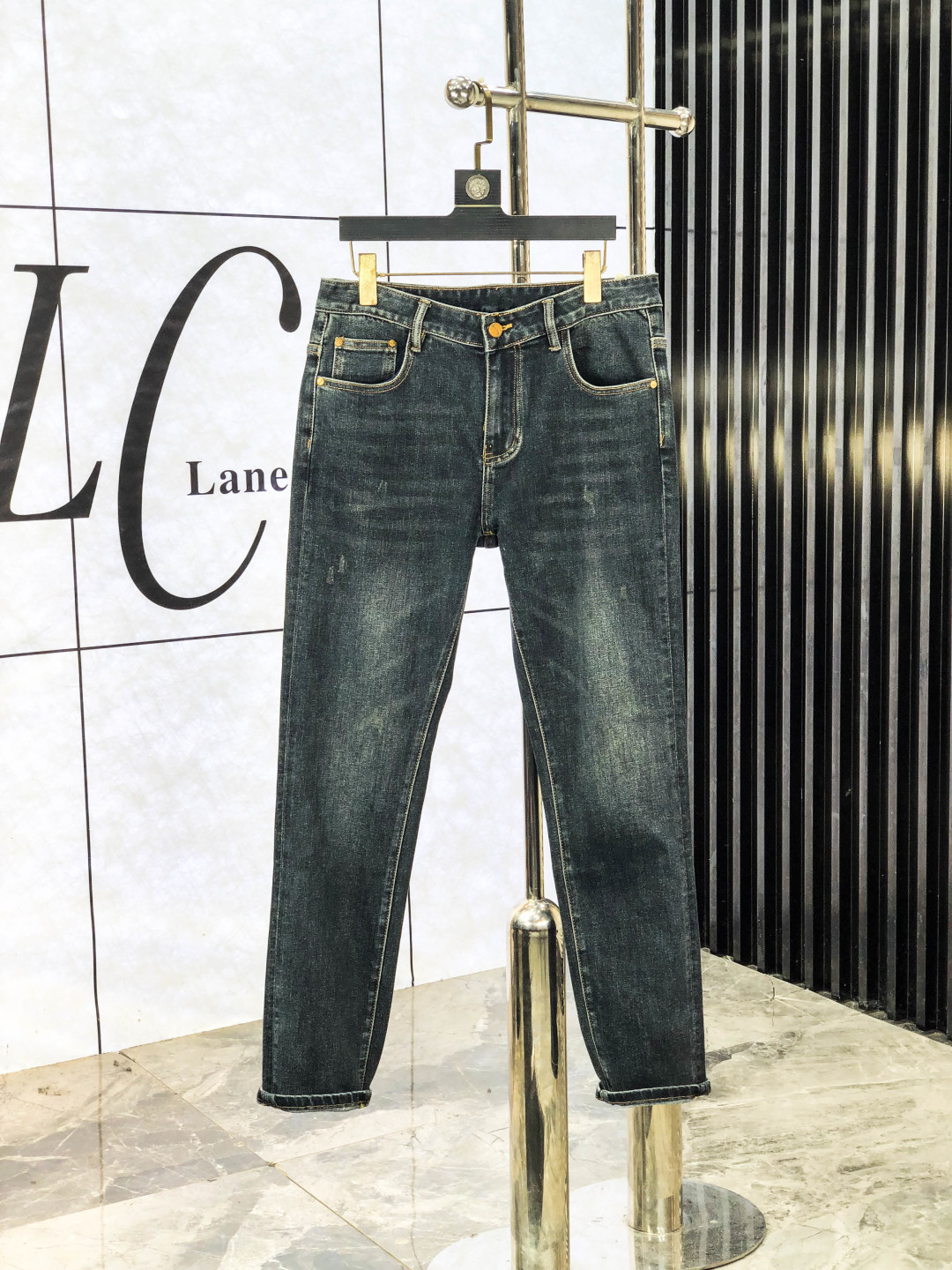 NO:565574,. Fendi.. 2025 autumn and winter high fashion style, super soft denim fabric, light washed jeans. The fabric is very special, super fine imitation cotton yarn blend, super soft and comfortable. It has the casual and casual feeling of denim, but also has a sense of relaxation and fashion. The cloth surface is refreshing, slightly elastic, and super soft for a long time to wear. The whole pair of pants is made of traditional hand-rubbing technology, and is washed with natural stone and light fermentation. The details are exquisite.  Size 29-38,,fendi,jeans,alexander wang19860909.芬迪..2025秋冬高级时装感,超柔牛仔面料 , 浅色洗水牛仔裤. 面料很特殊,超细精仿棉纱混纺,超柔舒适感. 具备牛仔随性感 ,休闲感 ,b亦有轻松感 ,时尚感. 布面清爽,微弹力,c超柔穿着时间长, 整条裤子全传统手擦工艺,自然石磨轻酵洗水.细节精致感. 尺码29-38,,fendi,jeans,alexander wang,Men's clothing