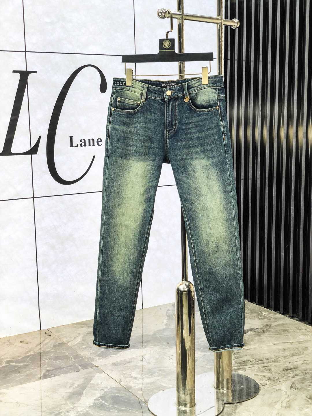 NO:565580,.Lv. 2025 autumn and winter high fashion style, super soft denim fabric, light washed jeans. The fabric is very special, super fine imitation cotton yarn blend, super soft and comfortable. It has the casual and casual feeling of denim, but also has a sense of relaxation and fashion. The cloth surface is refreshing, slightly elastic, and super soft for a long time to wear. The whole pair of pants is made of traditional hand-rubbing technology, and is washed with natural stone and light fermentation. The details are exquisite.  Size 29-38,,louis vuitton,jeans,alexander wang19860909.Lv.2025秋冬高级时装感,超柔牛仔面料 , 浅色洗水牛仔裤. 面料很特殊,超细精仿棉纱混纺,超柔舒适感. 具备牛仔随性感 ,休闲感 ,b亦有轻松感 ,时尚感. 布面清爽,微弹力,c超柔穿着时间长, 整条裤子全传统手擦工艺,自然石磨轻酵洗水.细节精致感. 尺码29-38,,louis vuitton,jeans,alexander wang,Men's clothing