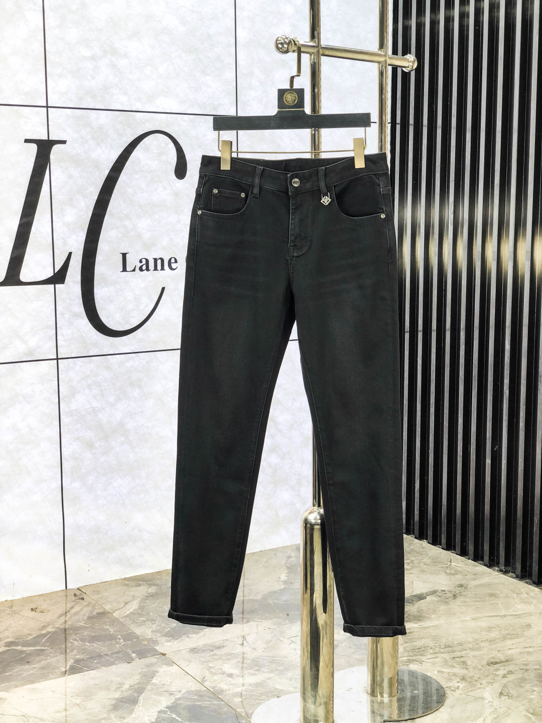 NO:565586,.Dior.2025 Autumn and Winter high fashion sense, super soft denim fabric, light-colored washed jeans. The fabric is very special, ultra-fine fine imitation cotton yarn blend, super soft and comfortable. It has the casual and casual feeling of denim, but also has a sense of relaxation and fashion. The cloth surface is refreshing, slightly elastic, and super soft for a long time to wear. The whole pair of pants is made of traditional hand-rubbing technology, and is washed with natural stone and light fermentation. The details are exquisite.  Size 29-38,,dior,jeans,alexander wang19860909.Dior.2025秋冬高级时装感,超柔牛仔面料 , 浅色洗水牛仔裤. 面料很特殊,超细精仿棉纱混纺,超柔舒适感. 具备牛仔随性感 ,休闲感 ,b亦有轻松感 ,时尚感. 布面清爽,微弹力,c超柔穿着时间长, 整条裤子全传统手擦工艺,自然石磨轻酵洗水.细节精致感. 尺码29-38,,dior,jeans,alexander wang,Men's clothing