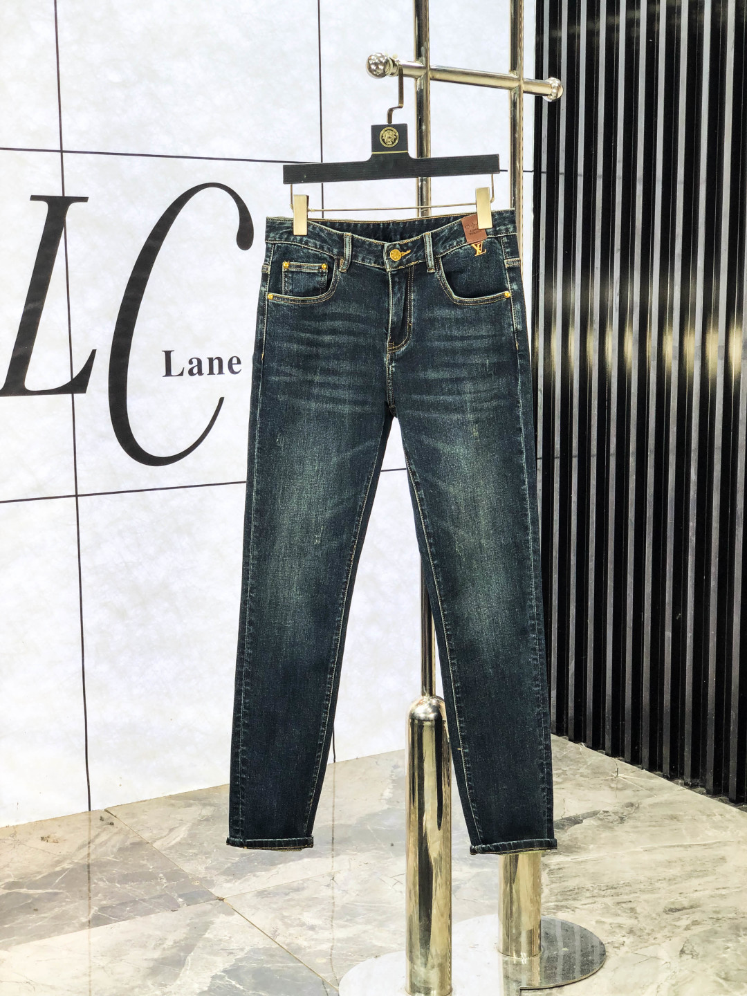 NO:565592,.Lv. 2025 autumn and winter high fashion style, super soft denim fabric, light washed jeans. The fabric is very special, super fine imitation cotton yarn blend, super soft and comfortable. It has the casual and casual feeling of denim, but also has a sense of relaxation and fashion. The cloth surface is refreshing, slightly elastic, and super soft for a long time to wear. The whole pair of pants is made of traditional hand-rubbing technology, and is washed with natural stone and light fermentation. The details are exquisite.  Size 29-38,,louis vuitton,jeans,alexander wang19860909.Lv.2025秋冬高级时装感,超柔牛仔面料 , 浅色洗水牛仔裤. 面料很特殊,超细精仿棉纱混纺,超柔舒适感. 具备牛仔随性感 ,休闲感 ,b亦有轻松感 ,时尚感. 布面清爽,微弹力,c超柔穿着时间长, 整条裤子全传统手擦工艺,自然石磨轻酵洗水.细节精致感. 尺码29-38,,louis vuitton,jeans,alexander wang,Men's clothing