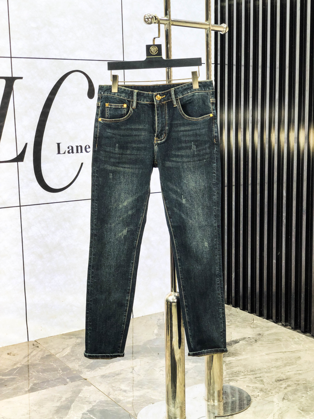 NO:565547,.Mask. 2025 Autumn and Winter high fashion style, super soft denim fabric, light washed jeans. The fabric is very special, super fine imitation cotton yarn blended, super soft and comfortable. It has the casual and casual feel of denim, but also has a sense of relaxation and fashion. The fabric surface is refreshing, slightly elastic, and super soft for a long wearing time. The whole pair of pants is made of traditional hand-rubbing technology, and is washed with natural stone and light fermentation. The details are exquisite.  Size 29-38,,Moncler,jeans,alexander wang19860909.蒙口.2025秋冬高级时装感,超柔牛仔面料 , 浅色洗水牛仔裤. 面料很特殊,超细精仿棉纱混纺,超柔舒适感. 具备牛仔随性感 ,休闲感 ,b亦有轻松感 ,时尚感. 布面清爽,微弹力,c超柔穿着时间长, 整条裤子全传统手擦工艺,自然石磨轻酵洗水.细节精致感. 尺码29-38,,Moncler,jeans,alexander wang,Men's clothing