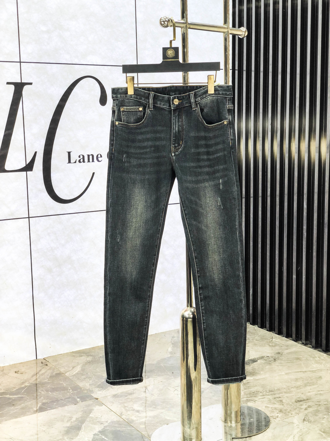 NO:565552,.Gucci.2025 Autumn and Winter high fashion sense, super soft denim fabric, light-colored washed jeans. The fabric is very special, super fine cotton yarn blended, super soft and comfortable. It has the casual and casual feel of denim, but also has a sense of relaxation and fashion. The fabric surface is refreshing, slightly elastic, and super soft for a long wearing time. The whole pair of pants is made of traditional hand-rubbing technology, and is washed with natural stone and light fermentation. The details are exquisite.  Size 29-38,,gucci,jeans,alexander wang19860909.Gucci.2025秋冬高级时装感,超柔牛仔面料 , 浅色洗水牛仔裤. 面料很特殊,超细精仿棉纱混纺,超柔舒适感. 具备牛仔随性感 ,休闲感 ,b亦有轻松感 ,时尚感. 布面清爽,微弹力,c超柔穿着时间长, 整条裤子全传统手擦工艺,自然石磨轻酵洗水.细节精致感. 尺码29-38,,gucci,jeans,alexander wang,Men's clothing