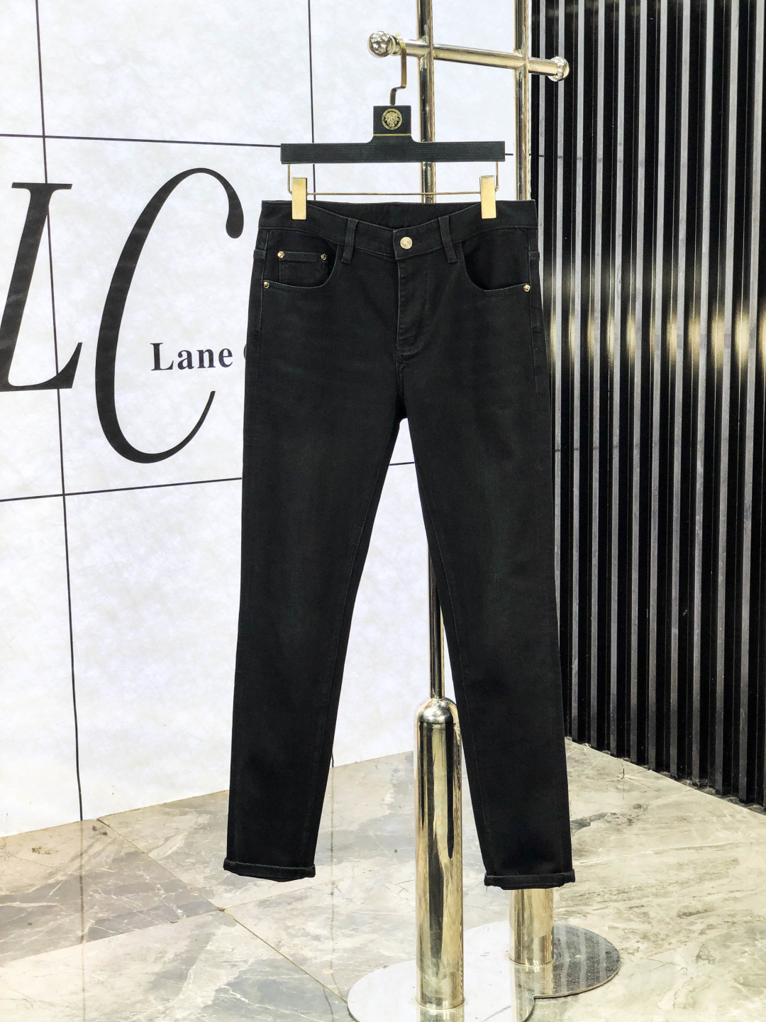 NO:565558,.Burberry. 2025 autumn and winter high fashion style, super soft denim fabric, light washed jeans. The fabric is very special, super fine cotton yarn blended, super soft and comfortable. It has the casual and casual feeling of denim, but also has a sense of relaxation and fashion. The cloth surface is refreshing, slightly elastic, and super soft for a long wearing time. The whole pair of pants is made of traditional hand-rubbing technology, and is washed with natural stone and light fermentation. The details are exquisite.  Size 29-38,,burberry,jeans,alexander wang19860909.巴宝莉.2025秋冬高级时装感,超柔牛仔面料 , 浅色洗水牛仔裤. 面料很特殊,超细精仿棉纱混纺,超柔舒适感. 具备牛仔随性感 ,休闲感 ,b亦有轻松感 ,时尚感. 布面清爽,微弹力,c超柔穿着时间长, 整条裤子全传统手擦工艺,自然石磨轻酵洗水.细节精致感. 尺码29-38,,burberry,jeans,alexander wang,Men's clothing