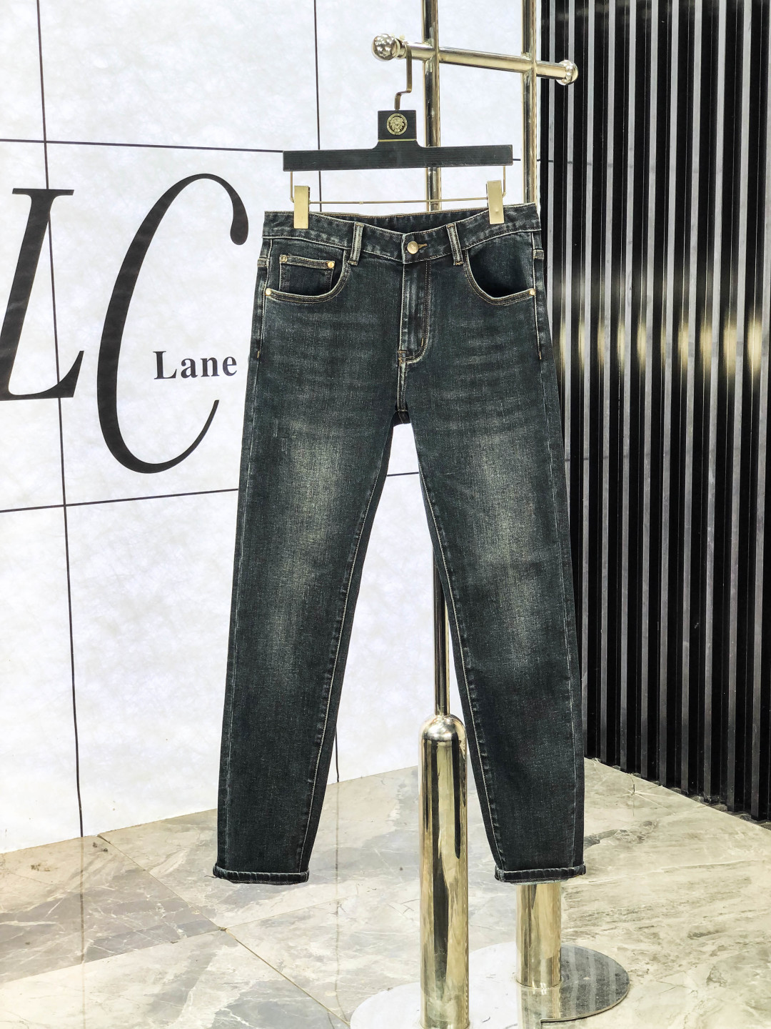 NO:565564,.Ralph Lauren. 2025 autumn and winter high fashion sense, super soft denim fabric, light-colored washed jeans. The fabric is very special, ultra-fine fine imitation cotton yarn blend, super soft and comfortable. It has the casual and casual feeling of denim, but also has a sense of relaxation and fashion. The cloth surface is refreshing, slightly elastic, and super soft for a long wearing time. The whole pair of pants is made of traditional hand-rubbing technology, and is washed with natural stone and light fermentation. The details are exquisite.  Size 29-38,,jeans,alexander wang19860909.拉夫劳伦.2025秋冬高级时装感,超柔牛仔面料 , 浅色洗水牛仔裤. 面料很特殊,超细精仿棉纱混纺,超柔舒适感. 具备牛仔随性感 ,休闲感 ,b亦有轻松感 ,时尚感. 布面清爽,微弹力,c超柔穿着时间长, 整条裤子全传统手擦工艺,自然石磨轻酵洗水.细节精致感. 尺码29-38,,jeans,alexander wang,Men's clothing