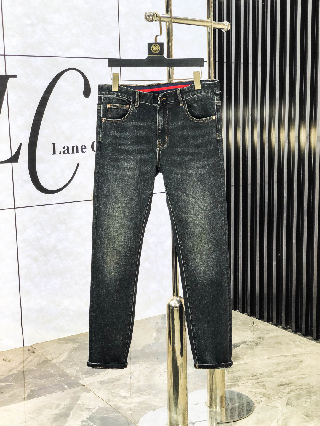 NO:565570,.Gucci.2025 Autumn and Winter high fashion sense, super soft denim fabric, light-colored washed jeans. The fabric is very special, super fine cotton yarn blended, super soft and comfortable. It has the casual and casual feel of denim, but also has a sense of relaxation and fashion. The fabric surface is refreshing, slightly elastic, and super soft for a long wearing time. The whole pair of pants is made of traditional hand-rubbing technology, and is washed with natural stone and light fermentation. The details are exquisite.  Size 29-38,,gucci,jeans,alexander wang19860909.Gucci.2025秋冬高级时装感,超柔牛仔面料 , 浅色洗水牛仔裤. 面料很特殊,超细精仿棉纱混纺,超柔舒适感. 具备牛仔随性感 ,休闲感 ,b亦有轻松感 ,时尚感. 布面清爽,微弹力,c超柔穿着时间长, 整条裤子全传统手擦工艺,自然石磨轻酵洗水.细节精致感. 尺码29-38,,gucci,jeans,alexander wang,Men's clothing