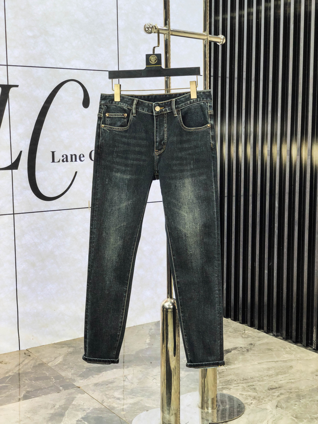 NO:565576,.Burberry. 2025 autumn and winter high fashion style, super soft denim fabric, light washed jeans. The fabric is very special, super fine cotton yarn blended, super soft and comfortable. It has the casual and casual feeling of denim, but also has a sense of relaxation and fashion. The cloth surface is refreshing, slightly elastic, and super soft for a long wearing time. The whole pair of pants is made of traditional hand-rubbing technology, and is washed with natural stone and light fermentation. The details are exquisite.  Size 29-38,,burberry,jeans,alexander wang19860909.巴宝莉.2025秋冬高级时装感,超柔牛仔面料 , 浅色洗水牛仔裤. 面料很特殊,超细精仿棉纱混纺,超柔舒适感. 具备牛仔随性感 ,休闲感 ,b亦有轻松感 ,时尚感. 布面清爽,微弹力,c超柔穿着时间长, 整条裤子全传统手擦工艺,自然石磨轻酵洗水.细节精致感. 尺码29-38,,burberry,jeans,alexander wang,Men's clothing