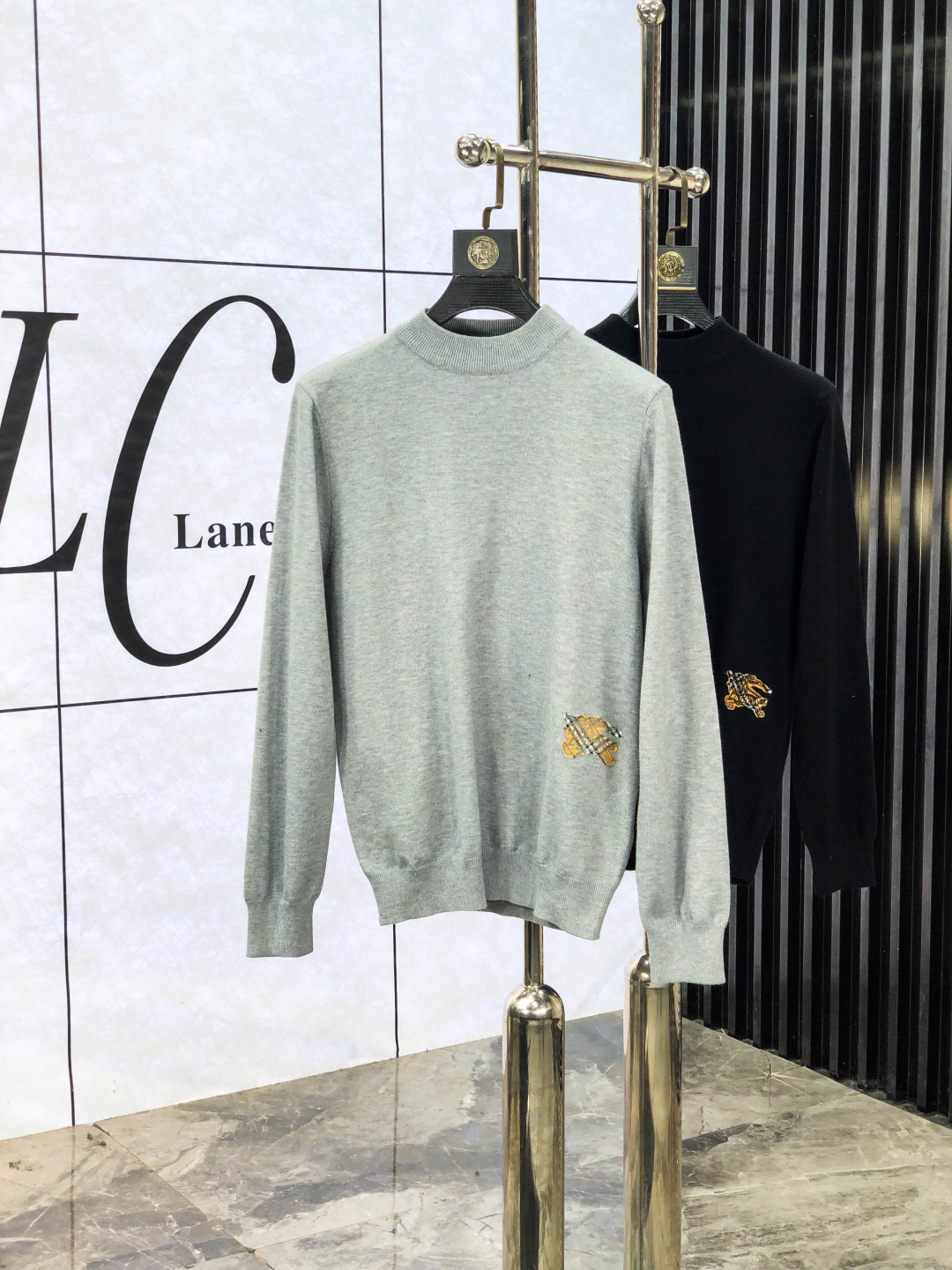 NO:565593,.Burberry. 2025ss new autumn and winter soft round neck wool sweater, exclusive design!  A sweater that contains 30% wool and 70% cotton and has super smooth lines that are very in line with the aesthetic tone. The most basic style of hf is a minimalist and low-key luxury style. In the fashion industry, the simpler the item, the easier it is to show a high-end fashion sense. The wool knitted blended fabric provided by customers is soft and comfortable to the touch, and has excellent skin-friendlyness. It is a very fashionable style for reducing age. It is a must-have item!  Counter size m-3xL. Wear 175/130 catties. Please state your height and weight when placing an order, burberry, sweaters, alexander wang19860909.巴宝莉.2025ss秋冬新品 柔软圆领羊毛针织衫,设计独家呈现！含30羊毛.70棉超级流畅线条感极符合美学基调的一款毛衣,hf最基础的款式以极简低调的奢华风格,在时尚界越简单的单品,越极易彰显出高级时髦感,客供羊毛针织混纺面料,触感柔软舒适,亲肤性极佳,极具减龄时髦款式,必入单品！专柜码数m-3xL .m穿175/130斤.下单报身高体重,,burberry,sweaters,alexander wang,Men's clothing
