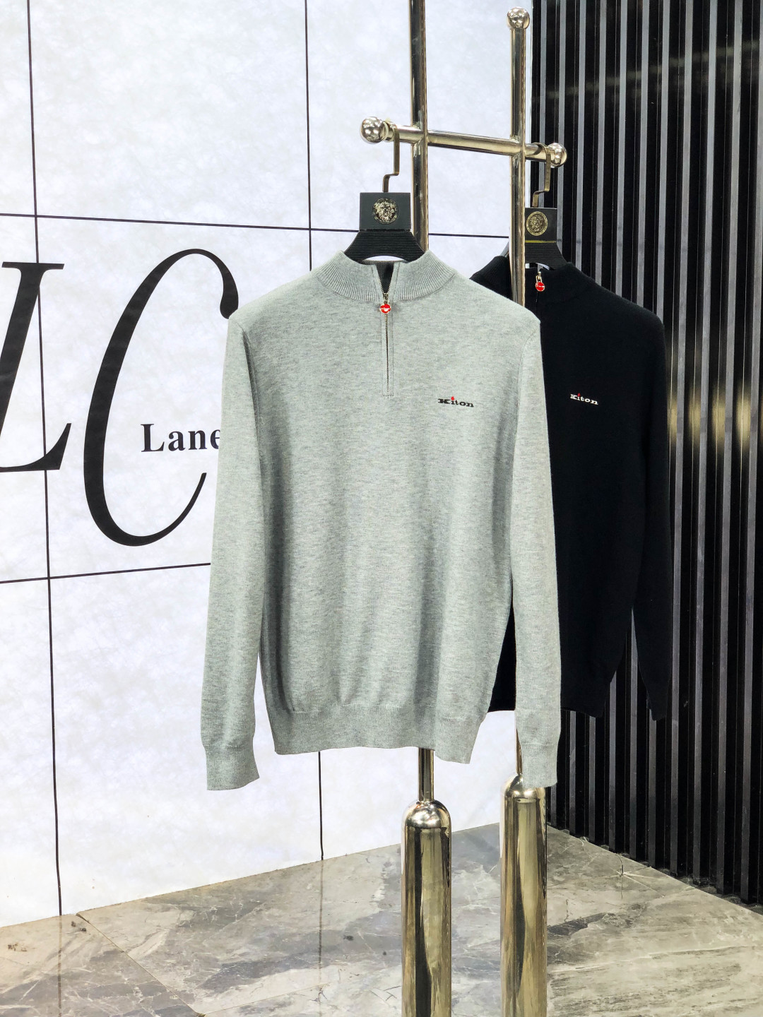 NO:565601,.kiton.2025ss new fall and winter product soft round neck wool sweater, exclusive design!  A sweater that contains 30% wool and 70% cotton and has super smooth lines that are very in line with the aesthetic tone. The most basic style of hf is a minimalist and low-key luxury style. In the fashion industry, the simpler the item, the easier it is to show a high-end fashion sense. The wool knitted blended fabric provided by customers is soft and comfortable to the touch, and has excellent skin-friendlyness. It is a very fashionable style for reducing age. It is a must-have item!  The size of the counter is m-3xL. Wearing 175/130 pounds. Please state your height and weight when placing an order. Sweaters, alexander wang19860909.kiton.2025ss秋冬新品 柔软圆领羊毛针织衫,设计独家呈现！含30羊毛.70棉超级流畅线条感极符合美学基调的一款毛衣,hf最基础的款式以极简低调的奢华风格,在时尚界越简单的单品,越极易彰显出高级时髦感,客供羊毛针织混纺面料,触感柔软舒适,亲肤性极佳,极具减龄时髦款式,必入单品！专柜码数m-3xL .m穿175/130斤.下单报身高体重,,sweaters,alexander wang,Men's clothing