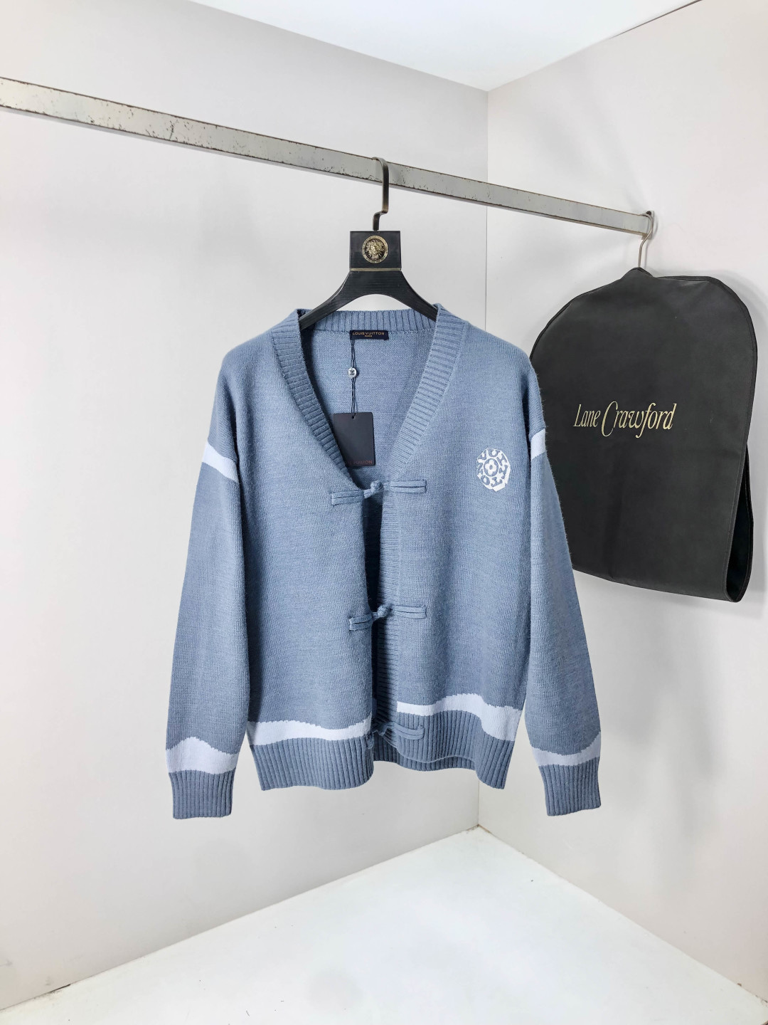 NO:567500,.Lv.2025ss new autumn and winter soft round neck wool sweater, exclusive design!  A sweater that contains 30% wool and 70% cotton and has super smooth lines that are very in line with the aesthetic tone. The most basic style is minimalist and low-key luxury style. In the fashion industry, the simpler the item, the easier it is to show a high-end fashion sense. The wool knitted blended fabric provided by customers is soft and comfortable to the touch, and has excellent skin-friendlyness. It is a very fashionable style for age reduction, a must-have item!  Counter size m-3xL. Wear 175/130 catties. Please state your height and weight when placing an order, louis vuitton, sweaters, alexander wang19860909.Lv.2025ss秋冬新品 柔软圆领羊毛针织衫,设计独家呈现！含30羊毛.70棉超级流畅线条感极符合美学基调的一款毛衣,最基础的款式以极简低调的奢华风格,在时尚界越简单的单品,越极易彰显出高级时髦感,客供羊毛针织混纺面料,触感柔软舒适,亲肤性极佳,极具减龄时髦款式,必入单品！专柜码数m-3xL .m穿175/130斤.下单报身高体重,,louis vuitton,sweaters,alexander wang,Men's clothing