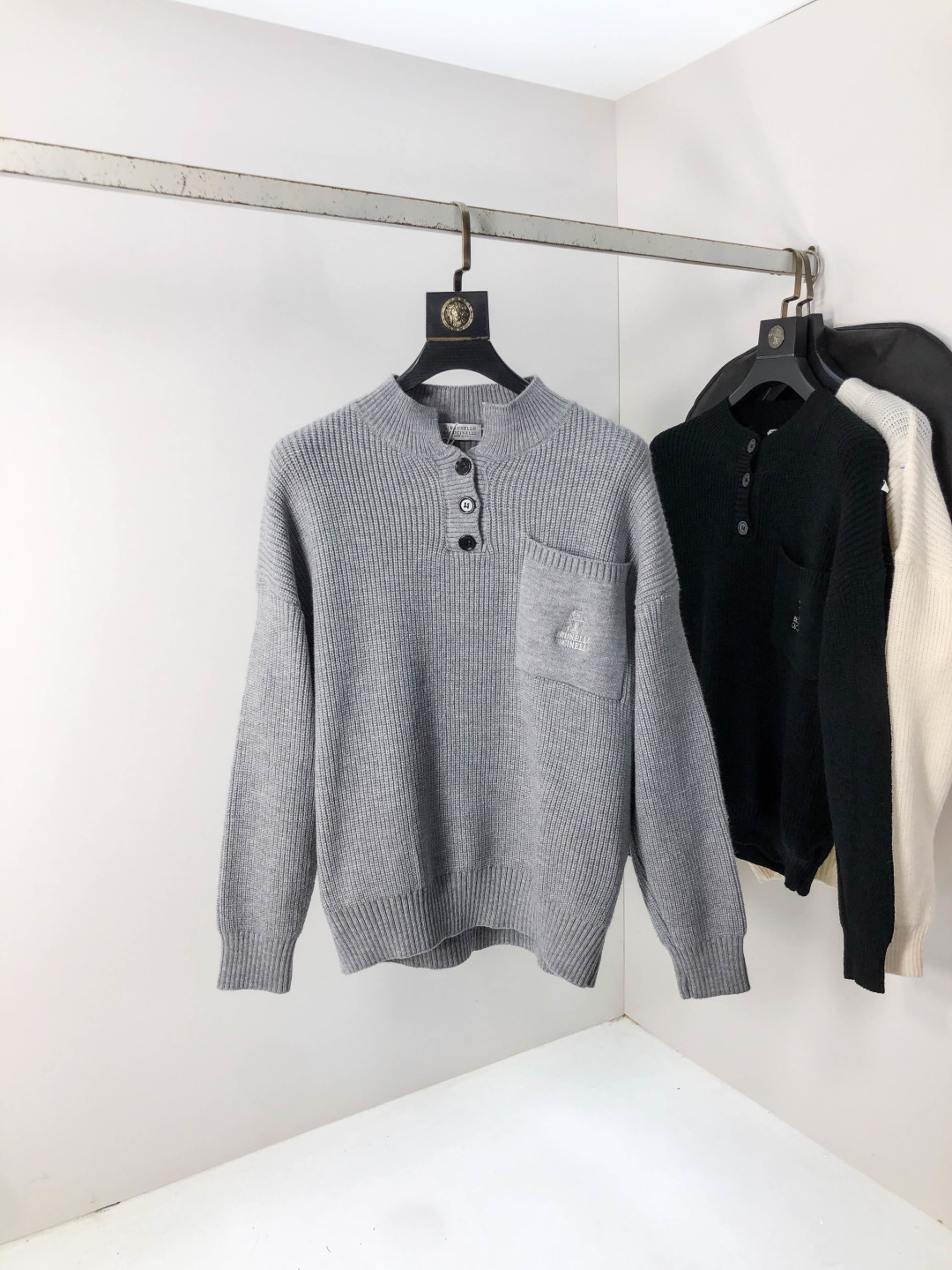 NO:567450,.Bc.2025ss new autumn and winter soft round neck wool sweater, exclusive design!  A sweater that contains 30% wool and 70% cotton and has super smooth lines that are very in line with the aesthetic tone. The most basic style is minimalist and low-key luxury style. In the fashion industry, the simpler the item, the easier it is to show a high-end fashion sense. The wool knitted blended fabric provided by customers is soft and comfortable to the touch, and has excellent skin-friendlyness. It is a very fashionable style for age reduction, a must-have item!  The size of the counter is m-3xL. Wearing 175/130 pounds. Please state your height and weight when placing an order. Sweaters, alexander wang19860909.Bc.2025ss秋冬新品 柔软圆领羊毛针织衫,设计独家呈现！含30羊毛.70棉超级流畅线条感极符合美学基调的一款毛衣,最基础的款式以极简低调的奢华风格,在时尚界越简单的单品,越极易彰显出高级时髦感,客供羊毛针织混纺面料,触感柔软舒适,亲肤性极佳,极具减龄时髦款式,必入单品！专柜码数m-3xL .m穿175/130斤.下单报身高体重,,sweaters,alexander wang,Men's clothing