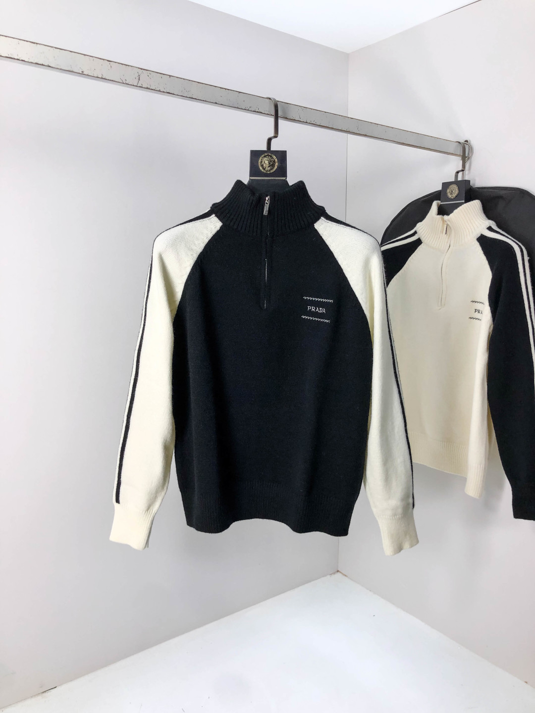 NO:567455,.Prada. 2025ss new fall and winter product, soft round neck wool sweater, exclusive design!  A sweater that contains 30% wool and 70% cotton and has super smooth lines that are very in line with the aesthetic tone. The most basic style is minimalist and low-key luxury style. In the fashion industry, the simpler the item, the easier it is to show a high-end fashion sense. The wool knitted blended fabric provided by customers is soft and comfortable to the touch, and has excellent skin-friendlyness. It is a very fashionable style for age reduction, a must-have item!  Counter size m-3xL. Wear 175/130 catties. Please state your height and weight when placing an order, prada, sweaters, alexander wang19860909.普拉达.2025ss秋冬新品 柔软圆领羊毛针织衫,设计独家呈现！含30羊毛.70棉超级流畅线条感极符合美学基调的一款毛衣,最基础的款式以极简低调的奢华风格,在时尚界越简单的单品,越极易彰显出高级时髦感,客供羊毛针织混纺面料,触感柔软舒适,亲肤性极佳,极具减龄时髦款式,必入单品！专柜码数m-3xL .m穿175/130斤.下单报身高体重,,prada,sweaters,alexander wang,Men's clothing