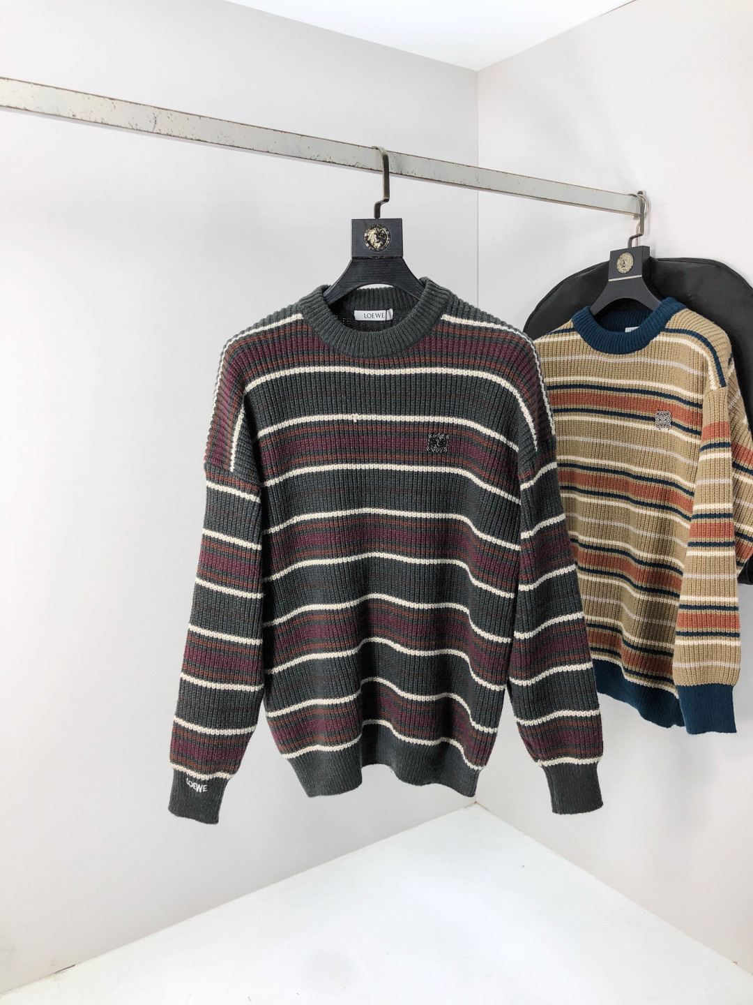 NO:567459,.Loewe. 2025ss new fall and winter product, soft round neck wool sweater, exclusive design!  A sweater that contains 30% wool and 70% cotton and has super smooth lines that are very in line with the aesthetic tone. The most basic style is minimalist and low-key luxury style. In the fashion industry, the simpler the item, the easier it is to show a high-end fashion sense. The wool knitted blended fabric provided by customers is soft and comfortable to the touch, and has excellent skin-friendlyness. It is a very fashionable style for age reduction, a must-have item!  Counter size m-3xL. Wear 175/130 catties. Please state your height and weight when placing an order, loewe, sweaters, alexander wang19860909.罗意威.2025ss秋冬新品 柔软圆领羊毛针织衫,设计独家呈现！含30羊毛.70棉超级流畅线条感极符合美学基调的一款毛衣,最基础的款式以极简低调的奢华风格,在时尚界越简单的单品,越极易彰显出高级时髦感,客供羊毛针织混纺面料,触感柔软舒适,亲肤性极佳,极具减龄时髦款式,必入单品！专柜码数m-3xL .m穿175/130斤.下单报身高体重,,loewe,sweaters,alexander wang,Men's clothing