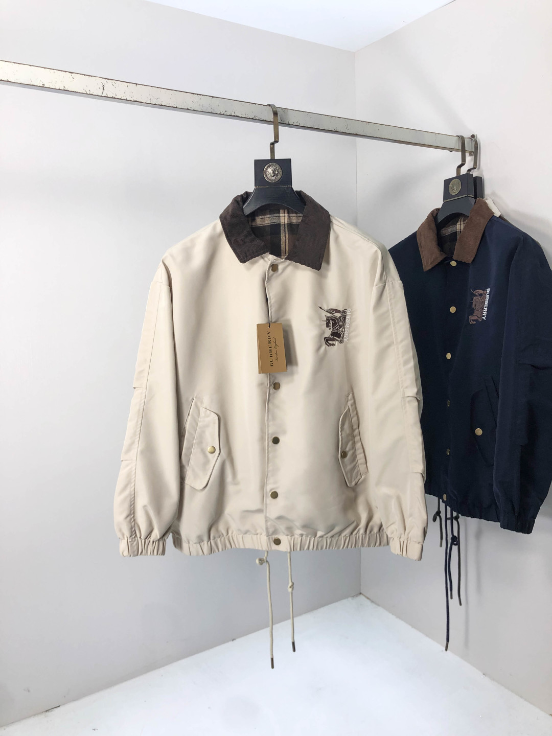 NO:567465,.Burberry.25 new autumn and winter jackets are on sale for casual daily wear!  The upper body modifies the body shape, perfectly integrating fashion aesthetics and new urban business and leisure concepts. The whole body interprets the Italian minimalist, capable and outdoor functional style to the extreme. It is both solemn and harmonious, creating a unique styling item. The overall outline tends to be simple style. 88's rather individual and yuppie detail processing enriches the overall vision. The wardrobe is perfect for business and leisure and has a high attendance rate!  It's something you can meet but can't ask for!  Size m-3XL m wears 175/130,,burberry,jackets & coats,jackets & coats,alexander wang19860909.巴宝莉.25秋冬新品发售夹克外套,休闲日常穿搭！上身修饰身形、将时装美学和新都市商务休闲概念完美融合,通体将意式的极简、干练和户外功能性风格极致诠释,亦庄亦谐,塑造出别具一格的造型单品,整体轮廓趋于简约风格,88颇为个性且雅痞的细节处理,丰富了整体视觉.衣橱商务休闲绝佳的高出勤率！可遇而不可求！码数m-3XL m穿175/130,,burberry,jackets & coats,jackets & coats,alexander wang,Men's clothing