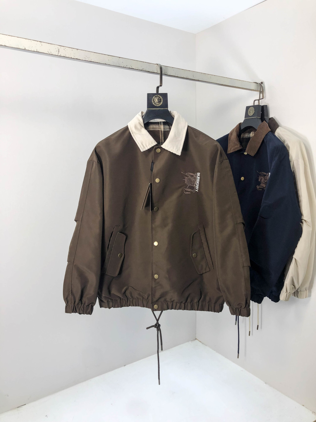 NO:567471,.Burberry.25 new autumn and winter jackets are on sale for casual daily wear!  The upper body modifies the body shape, perfectly integrating fashion aesthetics and new urban business and leisure concepts. The whole body interprets the Italian minimalist, capable and outdoor functional style to the extreme. It is both solemn and harmonious, creating a unique styling item. The overall outline tends to be simple style. 88's rather individual and yuppie detail processing enriches the overall vision. The wardrobe is perfect for business and leisure and has a high attendance rate!  It's something you can meet but can't ask for!  Size s-3XL m wears 175/130,,burberry,jackets & coats,jackets & coats,alexander wang19860909.巴宝莉.25秋冬新品发售夹克外套,休闲日常穿搭！上身修饰身形、将时装美学和新都市商务休闲概念完美融合,通体将意式的极简、干练和户外功能性风格极致诠释,亦庄亦谐,塑造出别具一格的造型单品,整体轮廓趋于简约风格,88颇为个性且雅痞的细节处理,丰富了整体视觉.衣橱商务休闲绝佳的高出勤率！可遇而不可求！码数s-3XL m穿175/130,,burberry,jackets & coats,jackets & coats,alexander wang,Men's clothing