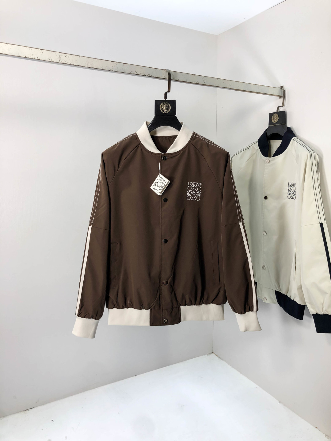 NO:567477,.Loewe.25 new autumn and winter jackets are on sale for casual daily wear!  The upper body modifies the body shape, perfectly integrating fashion aesthetics and new urban business and leisure concepts. The whole body interprets the Italian minimalist, capable and outdoor functional style to the extreme. It is both solemn and harmonious, creating a unique styling item. The overall outline tends to be simple style. 88's rather individual and yuppie detail processing enriches the overall vision. The wardrobe is perfect for business and leisure and has a high attendance rate!  It's something you can meet but can't ask for!  Size s-3XL m wears 175/130,,loewe,jackets & coats,jackets & coats,alexander wang19860909.罗意威.25秋冬新品发售夹克外套,休闲日常穿搭！上身修饰身形、将时装美学和新都市商务休闲概念完美融合,通体将意式的极简、干练和户外功能性风格极致诠释,亦庄亦谐,塑造出别具一格的造型单品,整体轮廓趋于简约风格,88颇为个性且雅痞的细节处理,丰富了整体视觉.衣橱商务休闲绝佳的高出勤率！可遇而不可求！码数s-3XL m穿175/130,,loewe,jackets & coats,jackets & coats,alexander wang,Men's clothing