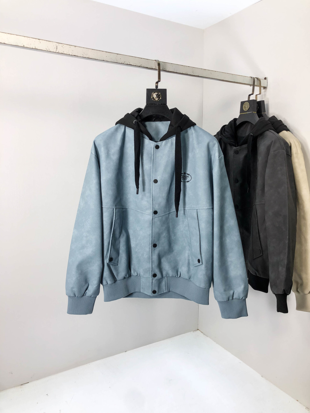 NO:567489,.Prada. 25 autumn and winter new product launch jacket Nappa leather jacket, casual daily wear!  The upper body modifies the body shape, perfectly integrating fashion aesthetics and new urban business and leisure concepts. The whole body interprets the Italian minimalist, capable and outdoor functional style to the extreme. It is both solemn and harmonious, creating a unique styling item. The overall outline tends to be simple style. 88's rather individual and yuppie detail processing enriches the overall vision. The wardrobe is perfect for business and leisure and has a high attendance rate!  It's something you can meet but can't ask for!  Size s-3XL m wears 175/130,,prada,jackets & coats,jackets & coats,alexander wang19860909.普拉达.25秋冬新品发售夹克纳帕皮外套,休闲日常穿搭！上身修饰身形、将时装美学和新都市商务休闲概念完美融合,通体将意式的极简、干练和户外功能性风格极致诠释,亦庄亦谐,塑造出别具一格的造型单品,整体轮廓趋于简约风格,88颇为个性且雅痞的细节处理,丰富了整体视觉.衣橱商务休闲绝佳的高出勤率！可遇而不可求！码数s-3XL m穿175/130,,prada,jackets & coats,jackets & coats,alexander wang,Men's clothing