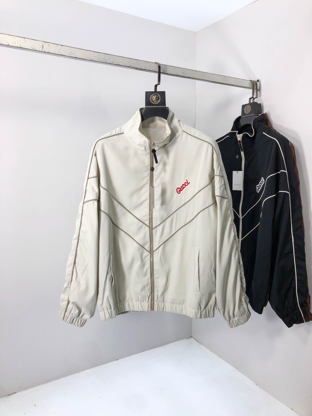 NO:567495,.Gucci.25 new autumn and winter jackets are on sale for casual daily wear!  The upper body modifies the body shape, perfectly integrating fashion aesthetics and new urban business and leisure concepts. The whole body interprets the Italian minimalist, capable and outdoor functional style to the extreme. It is both solemn and harmonious, creating a unique styling item. The overall outline tends to be simple style. 88's rather individual and yuppie detail processing enriches the overall vision. The wardrobe is perfect for business and leisure and has a high attendance rate!  It's something you can meet but can't ask for!  Size s-3XL m wears 175/130,,gucci,jackets & coats,jackets & coats,alexander wang19860909.Gucci.25秋冬新品发售夹克外套,休闲日常穿搭！上身修饰身形、将时装美学和新都市商务休闲概念完美融合,通体将意式的极简、干练和户外功能性风格极致诠释,亦庄亦谐,塑造出别具一格的造型单品,整体轮廓趋于简约风格,88颇为个性且雅痞的细节处理,丰富了整体视觉.衣橱商务休闲绝佳的高出勤率！可遇而不可求！码数s-3XL m穿175/130,,gucci,jackets & coats,jackets & coats,alexander wang,Men's clothing