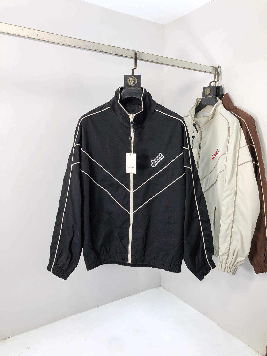 NO:567501,.Gucci 25 new autumn and winter jackets are on sale for casual daily wear!  The upper body modifies the body shape, perfectly integrating fashion aesthetics and new urban business and leisure concepts. The whole body interprets the Italian minimalist, capable and outdoor functional style to the extreme. It is both solemn and harmonious, creating a unique styling item. The overall outline tends to be simple style. 88's rather individual and yuppie detail processing enriches the overall vision. The wardrobe is perfect for business and leisure and has a high attendance rate!  It's something you can meet but can't ask for!  Size s-3XL m wears 175/130,,gucci,jackets & coats,jackets & coats,alexander wang19860909.Gucci 25秋冬新品发售夹克外套,休闲日常穿搭！上身修饰身形、将时装美学和新都市商务休闲概念完美融合,通体将意式的极简、干练和户外功能性风格极致诠释,亦庄亦谐,塑造出别具一格的造型单品,整体轮廓趋于简约风格,88颇为个性且雅痞的细节处理,丰富了整体视觉.衣橱商务休闲绝佳的高出勤率！可遇而不可求！码数s-3XL m穿175/130,,gucci,jackets & coats,jackets & coats,alexander wang,Men's clothing