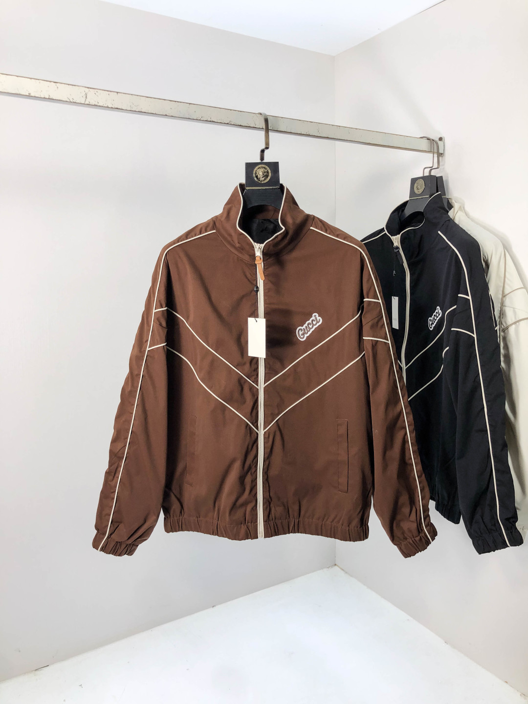 NO:567505,.Gucci.25 new autumn and winter jackets are on sale for casual daily wear!  The upper body modifies the body shape, perfectly integrating fashion aesthetics and new urban business and leisure concepts. The whole body interprets the Italian minimalist, capable and outdoor functional style to the extreme. It is both solemn and harmonious, creating a unique styling item. The overall outline tends to be simple style. 88's rather individual and yuppie detail processing enriches the overall vision. The wardrobe is perfect for business and leisure and has a high attendance rate!  It's something you can meet but can't ask for!  Size s-3XL m wears 175/130,,gucci,jackets & coats,jackets & coats,alexander wang19860909.Gucci.25秋冬新品发售夹克外套,休闲日常穿搭！上身修饰身形、将时装美学和新都市商务休闲概念完美融合,通体将意式的极简、干练和户外功能性风格极致诠释,亦庄亦谐,塑造出别具一格的造型单品,整体轮廓趋于简约风格,88颇为个性且雅痞的细节处理,丰富了整体视觉.衣橱商务休闲绝佳的高出勤率！可遇而不可求！码数s-3XL m穿175/130,,gucci,jackets & coats,jackets & coats,alexander wang,Men's clothing