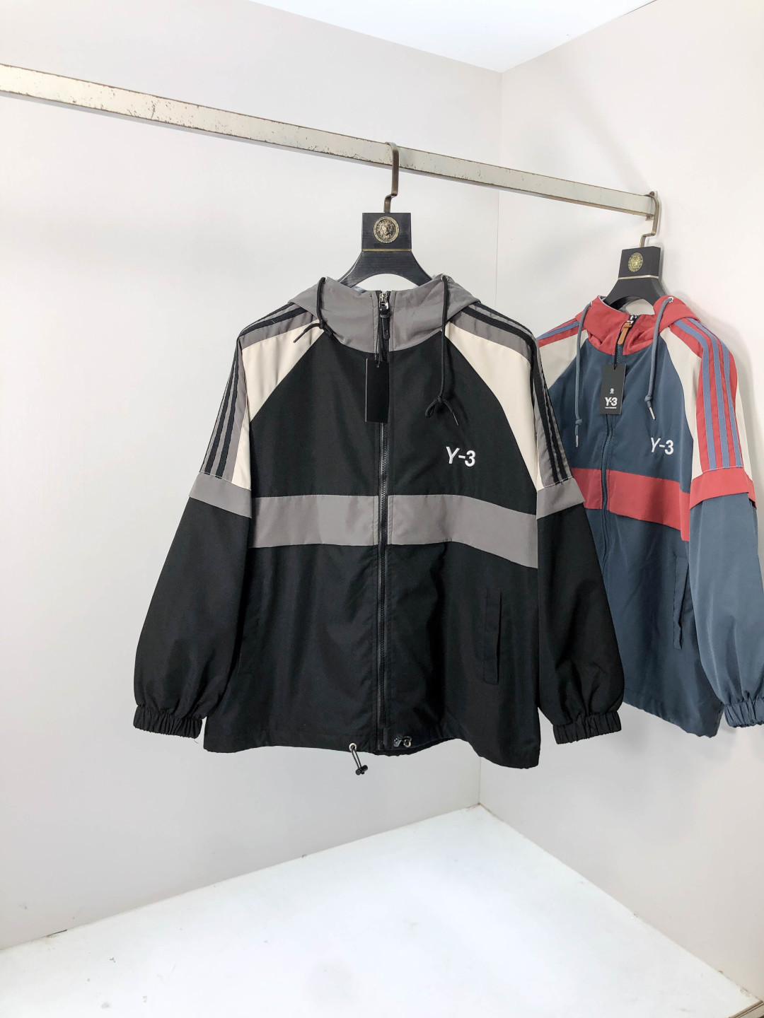 NO:567509,.Y3.25 new autumn and winter jackets are on sale for casual daily wear!  The upper body modifies the body shape, perfectly integrating fashion aesthetics and new urban business and leisure concepts. The whole body interprets the Italian minimalist, capable and outdoor functional style to the extreme. It is both solemn and harmonious, creating a unique styling item. The overall outline tends to be simple style. 88's rather individual and yuppie detail processing enriches the overall vision. The wardrobe is perfect for business and leisure and has a high attendance rate!  It's something you can meet but can't ask for!  Size s-3XL m wears 175/130,,jackets & coats,jackets & coats,alexander wang19860909.Y3.25秋冬新品发售夹克外套,休闲日常穿搭！上身修饰身形、将时装美学和新都市商务休闲概念完美融合,通体将意式的极简、干练和户外功能性风格极致诠释,亦庄亦谐,塑造出别具一格的造型单品,整体轮廓趋于简约风格,88颇为个性且雅痞的细节处理,丰富了整体视觉.衣橱商务休闲绝佳的高出勤率！可遇而不可求！码数s-3XL m穿175/130,,jackets & coats,jackets & coats,alexander wang,Men's clothing