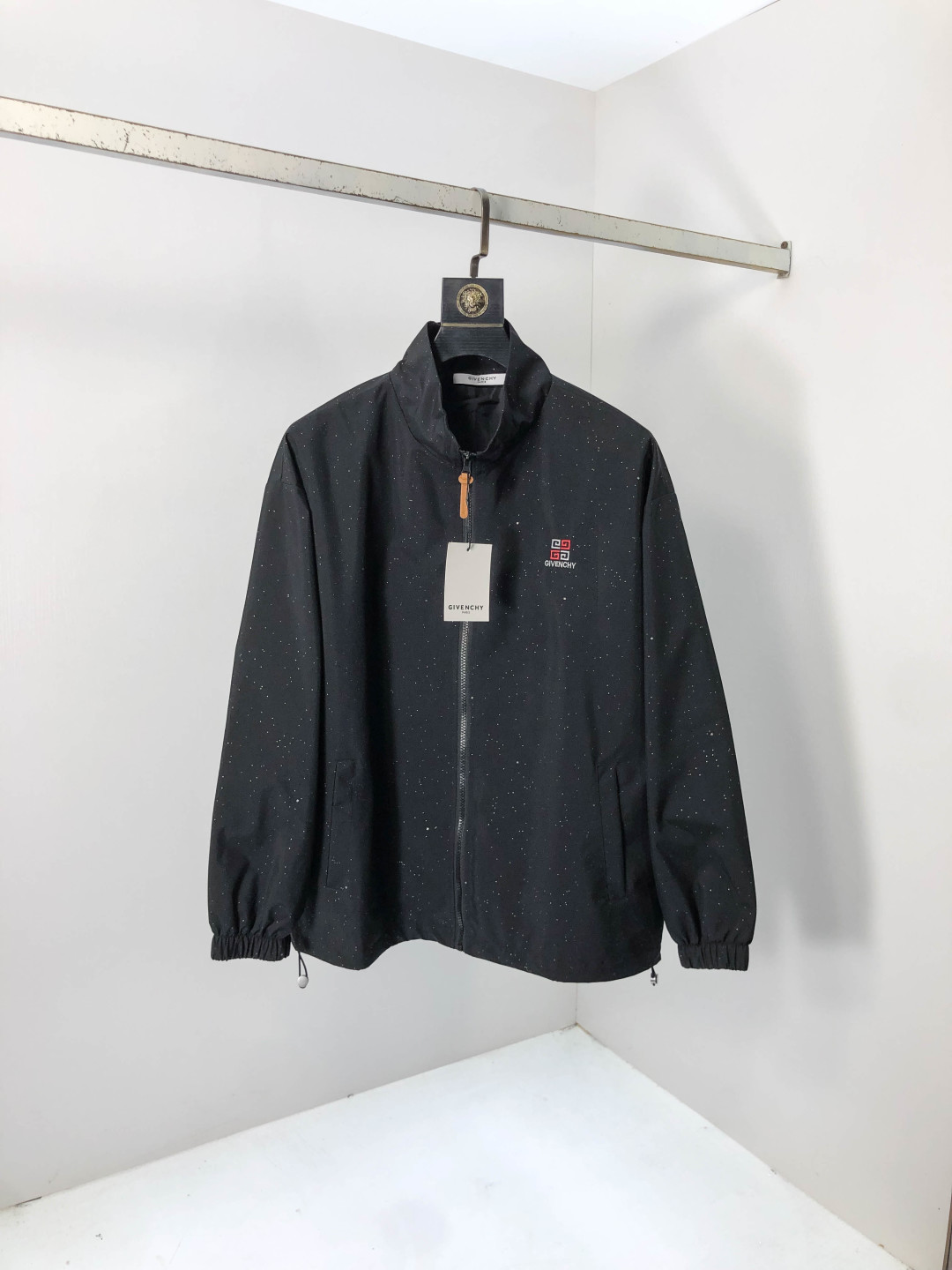 NO:567514,.Givenchy.25 new autumn and winter jackets are on sale, for casual daily wear!  The upper body modifies the body shape, perfectly integrating fashion aesthetics and new urban business and leisure concepts. The whole body interprets the Italian minimalist, capable and outdoor functional style to the extreme. It is both solemn and harmonious, creating a unique styling item. The overall outline tends to be simple style. 88's rather individual and yuppie detail processing enriches the overall vision. The wardrobe is perfect for business and leisure and has a high attendance rate!  It's something you can meet but can't ask for!  Size s-3XL m wears 175/130,,givenchy,jackets & coats,jackets & coats,alexander wang19860909.纪梵希.25秋冬新品发售夹克外套,休闲日常穿搭！上身修饰身形、将时装美学和新都市商务休闲概念完美融合,通体将意式的极简、干练和户外功能性风格极致诠释,亦庄亦谐,塑造出别具一格的造型单品,整体轮廓趋于简约风格,88颇为个性且雅痞的细节处理,丰富了整体视觉.衣橱商务休闲绝佳的高出勤率！可遇而不可求！码数s-3XL m穿175/130,,givenchy,jackets & coats,jackets & coats,alexander wang,Men's clothing