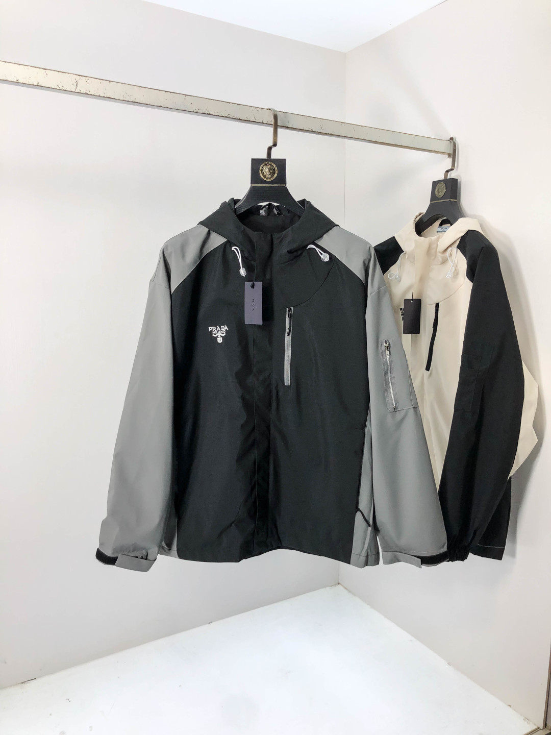 NO:567519,.Prada.25 new autumn and winter jackets are on sale for casual daily wear!  The upper body modifies the body shape, perfectly integrating fashion aesthetics and new urban business and leisure concepts. The whole body interprets the Italian minimalist, capable and outdoor functional style to the extreme. It is both solemn and harmonious, creating a unique styling item. The overall outline tends to be simple style. 88's rather individual and yuppie detail processing enriches the overall vision. The wardrobe is perfect for business and leisure and has a high attendance rate!  It's something you can meet but can't ask for!  Size s-3XL m wears 175/130,,prada,jackets & coats,jackets & coats,alexander wang19860909.普拉达.25秋冬新品发售夹克外套,休闲日常穿搭！上身修饰身形、将时装美学和新都市商务休闲概念完美融合,通体将意式的极简、干练和户外功能性风格极致诠释,亦庄亦谐,塑造出别具一格的造型单品,整体轮廓趋于简约风格,88颇为个性且雅痞的细节处理,丰富了整体视觉.衣橱商务休闲绝佳的高出勤率！可遇而不可求！码数s-3XL m穿175/130,,prada,jackets & coats,jackets & coats,alexander wang,Men's clothing