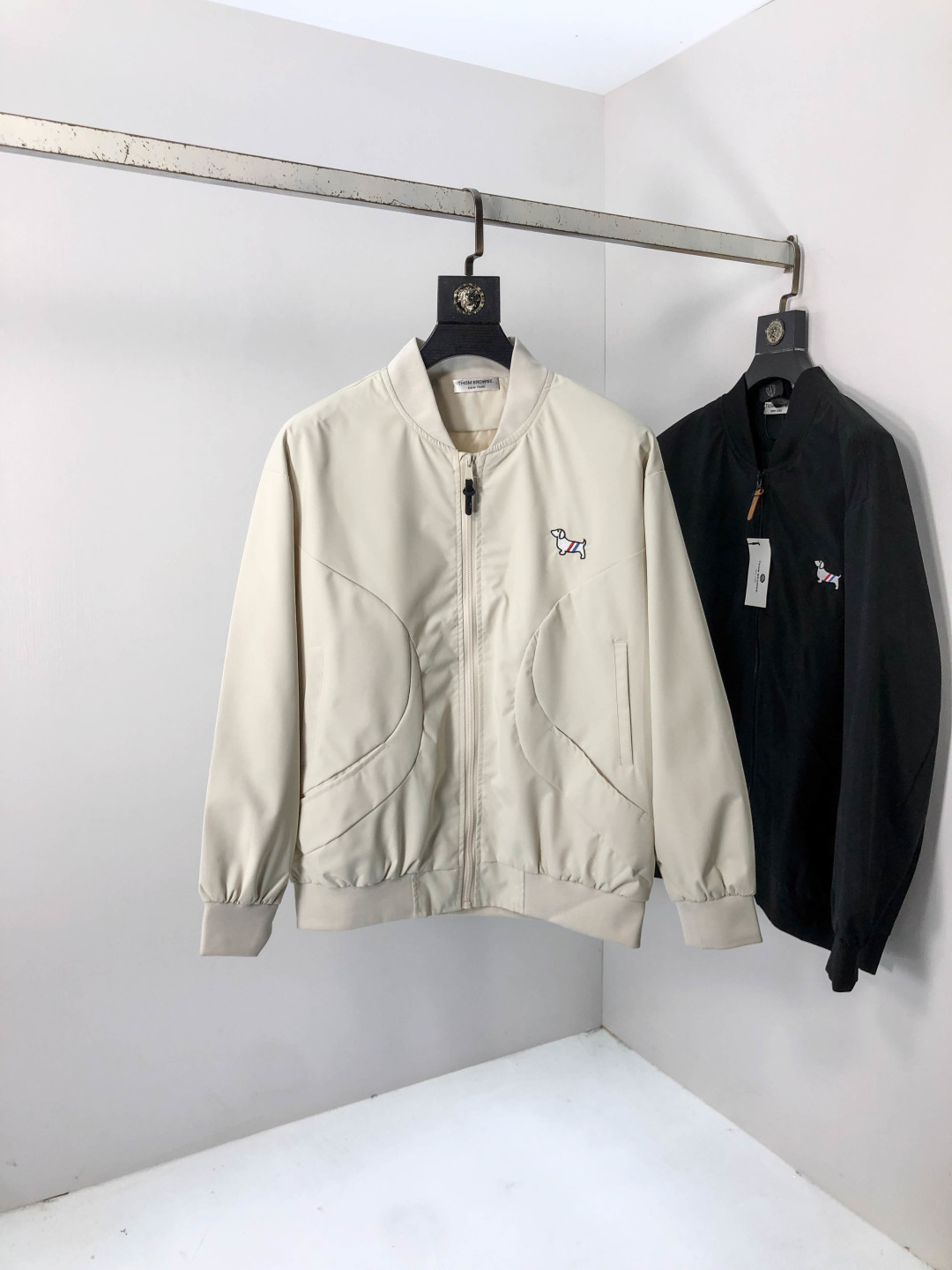 NO:567523,.TB..25 new autumn and winter jackets are on sale for casual daily wear!  The upper body modifies the body shape, perfectly integrating fashion aesthetics and new urban business and leisure concepts. The whole body interprets the Italian minimalist, capable and outdoor functional style to the extreme. It is both solemn and harmonious, creating a unique styling item. The overall outline tends to be simple style. 88's rather individual and yuppie detail processing enriches the overall vision. The wardrobe is perfect for business and leisure and has a high attendance rate!  It's something you can meet but can't ask for!  Size s-3XL m wears 175/130,,jackets & coats,jackets & coats,alexander wang19860909.TB..25秋冬新品发售夹克外套,休闲日常穿搭！上身修饰身形、将时装美学和新都市商务休闲概念完美融合,通体将意式的极简、干练和户外功能性风格极致诠释,亦庄亦谐,塑造出别具一格的造型单品,整体轮廓趋于简约风格,88颇为个性且雅痞的细节处理,丰富了整体视觉.衣橱商务休闲绝佳的高出勤率！可遇而不可求！码数s-3XL m穿175/130,,jackets & coats,jackets & coats,alexander wang,Men's clothing