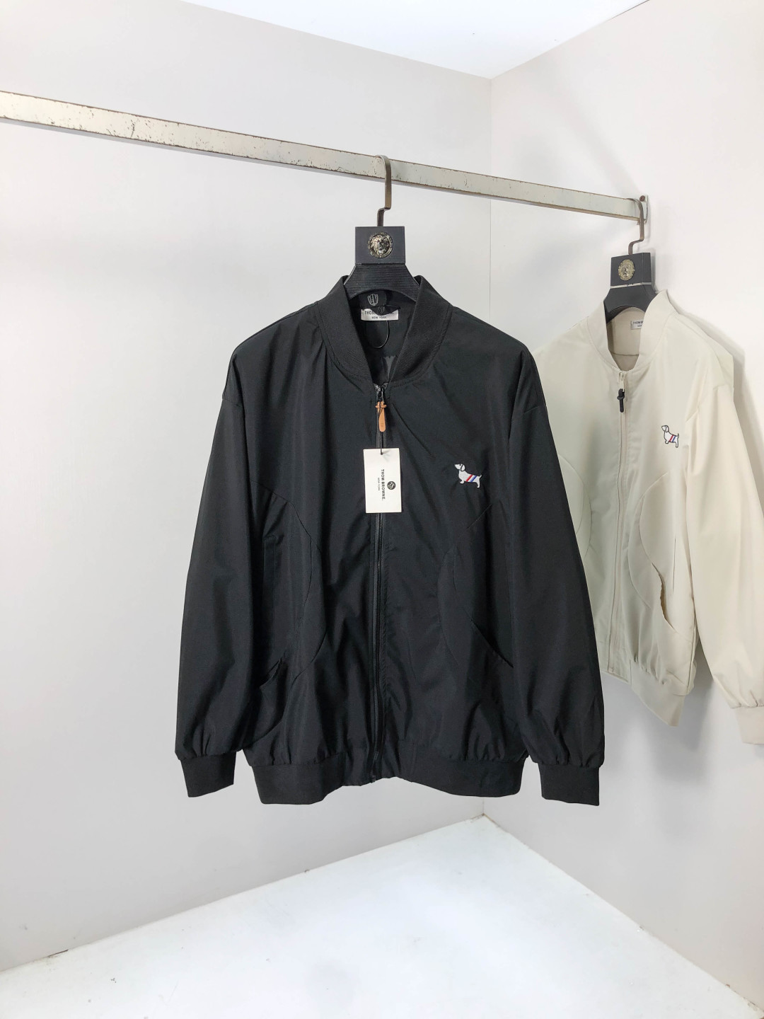 NO:567527,.TB.25 new autumn and winter jackets are on sale for casual daily wear!  The upper body modifies the body shape, perfectly integrating fashion aesthetics and new urban business and leisure concepts. The whole body interprets the Italian minimalist, capable and outdoor functional style to the extreme. It is both solemn and harmonious, creating a unique styling item. The overall outline tends to be simple style. 88's rather individual and yuppie detail processing enriches the overall vision. The wardrobe is perfect for business and leisure and has a high attendance rate!  It's something you can meet but can't ask for!  Size s-3XL m wears 175/130,,jackets & coats,jackets & coats,alexander wang19860909.TB.25秋冬新品发售夹克外套,休闲日常穿搭！上身修饰身形、将时装美学和新都市商务休闲概念完美融合,通体将意式的极简、干练和户外功能性风格极致诠释,亦庄亦谐,塑造出别具一格的造型单品,整体轮廓趋于简约风格,88颇为个性且雅痞的细节处理,丰富了整体视觉.衣橱商务休闲绝佳的高出勤率！可遇而不可求！码数s-3XL m穿175/130,,jackets & coats,jackets & coats,alexander wang,Men's clothing