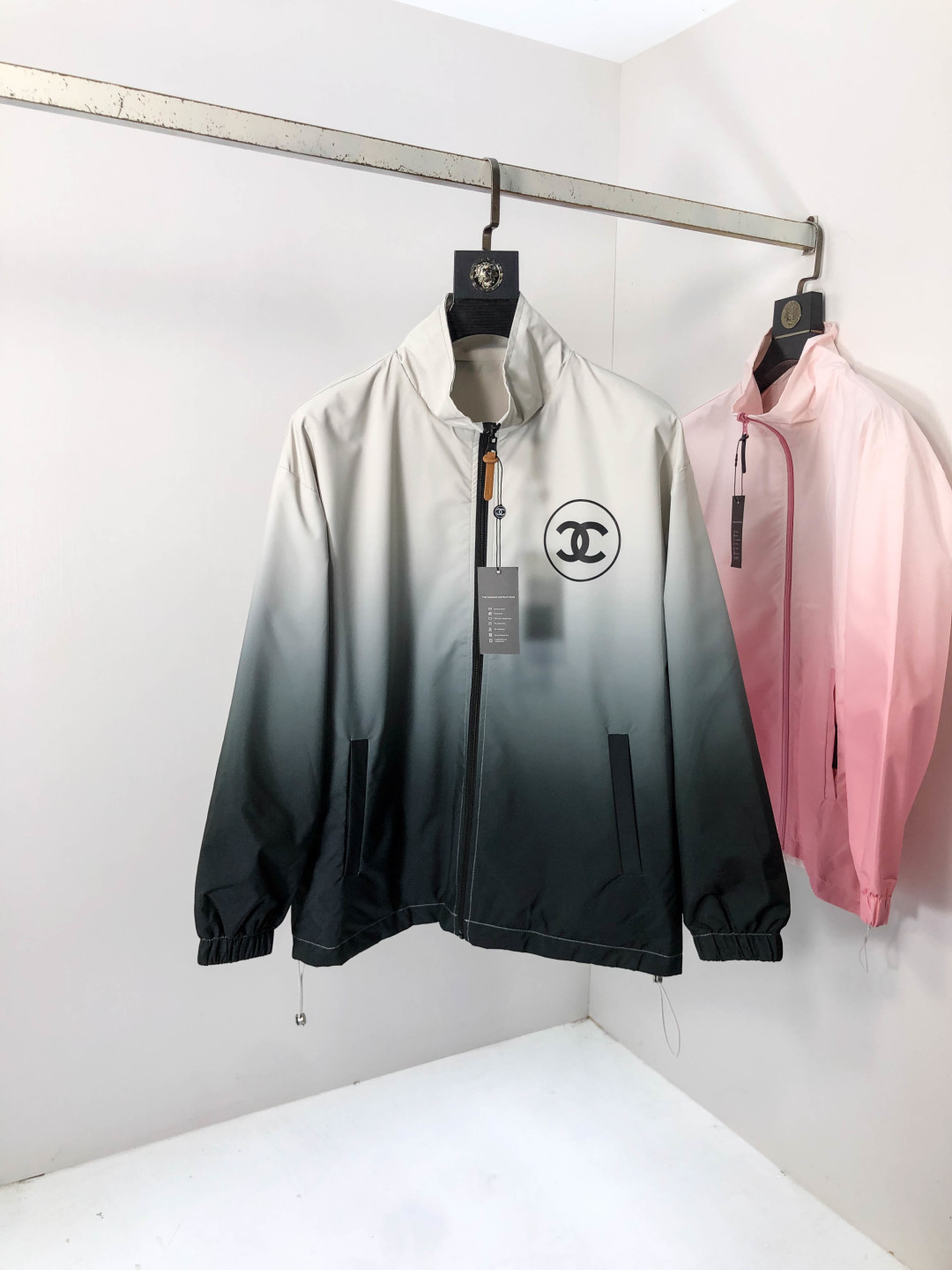 NO:567531,.Chanel.25 new autumn and winter jackets are on sale for casual daily wear!  The upper body modifies the body shape, perfectly integrating fashion aesthetics and new urban business and leisure concepts. The whole body interprets the Italian minimalist, capable and outdoor functional style to the extreme. It is both solemn and harmonious, creating a unique styling item. The overall outline tends to be simple style. 88's rather individual and yuppie detail processing enriches the overall vision. The wardrobe is perfect for business and leisure and has a high attendance rate!  It's something you can meet but can't ask for!  Size s-3XL m wears 175/130,,chanel,jackets & coats,jackets & coats,alexander wang19860909.香奈儿.25秋冬新品发售夹克外套,休闲日常穿搭！上身修饰身形、将时装美学和新都市商务休闲概念完美融合,通体将意式的极简、干练和户外功能性风格极致诠释,亦庄亦谐,塑造出别具一格的造型单品,整体轮廓趋于简约风格,88颇为个性且雅痞的细节处理,丰富了整体视觉.衣橱商务休闲绝佳的高出勤率！可遇而不可求！码数s-3XL m穿175/130,,chanel,jackets & coats,jackets & coats,alexander wang,Men's clothing